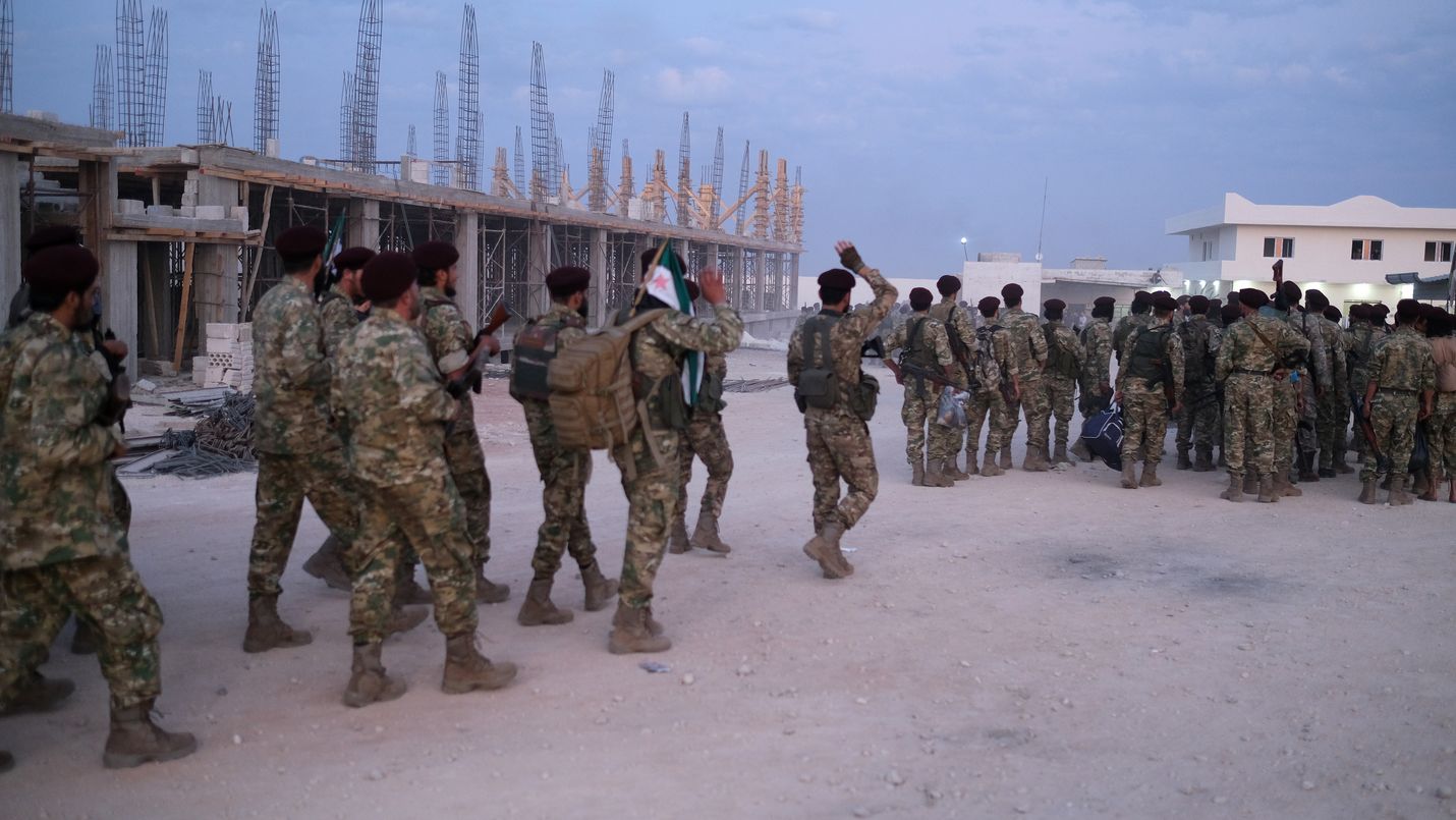 Turkki valmistautui tiistaina hyökkäykseen siirtämällä liittolaisjoukkojaan Pohjois-Syyrian kurdialueille.