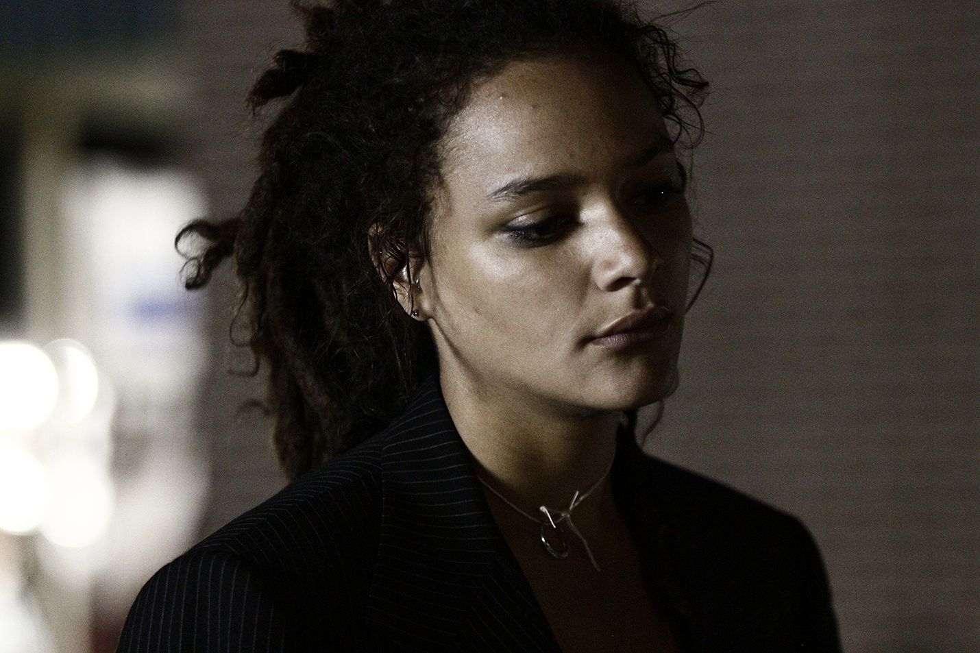 Star (Sasha Lane) törmää ympäri Yhdysvaltoja matkaaviin nuoriin, jotka elättävät itsensä myymällä aikauslehtiä American Honey -elokuvassa.
