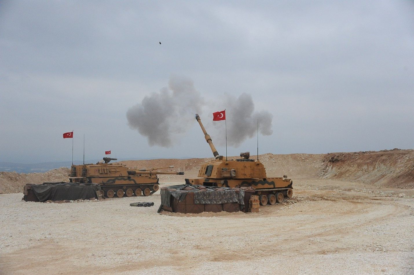 Turkin armeija ampui kohti Pohjois-Syyriaa keskiviikkona Turkin ja Syyrian rajan lähellä.