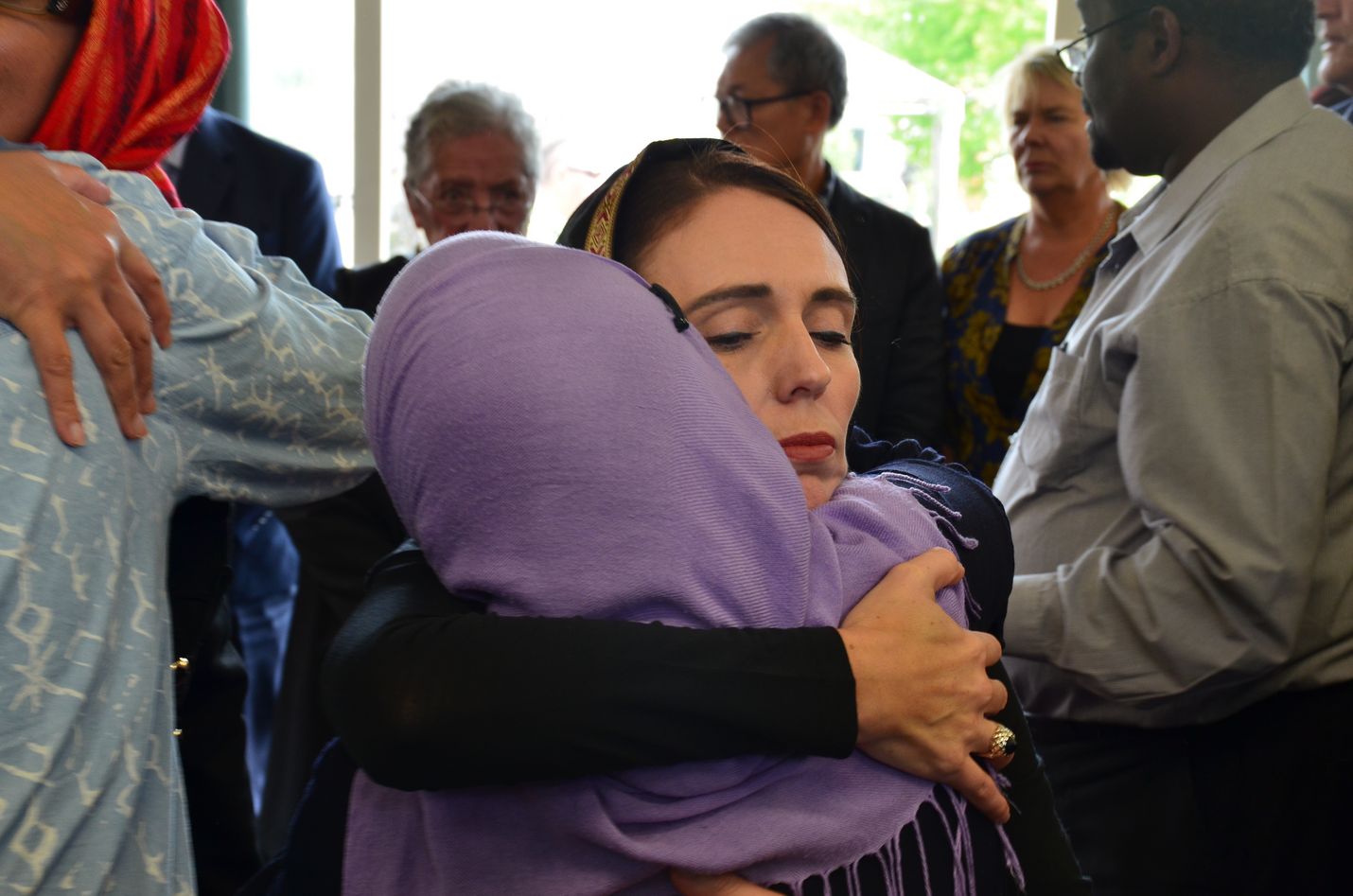 Uuden-Seelannin pääministeri Jacinda Ardern tapasi Christchurchin muslimeita moskeijaiskun jälkeen viime maaliskuussa. Hänen kerrotaan pitäneen päähuivia tuen osoituksena.