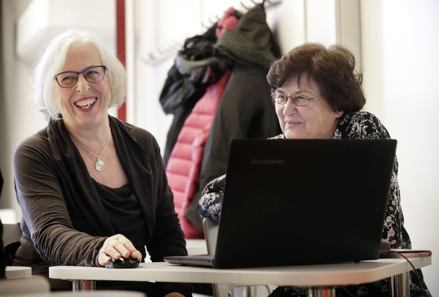 Serkukset Tuula Kaan-Toropainen ja Helena Kujanperä eivät innostu Omaolo-palvelusta. He arvelevat, että sähköisen palvelun käyttöön on vaikea houkutella vanhempaa ikäpolvea.