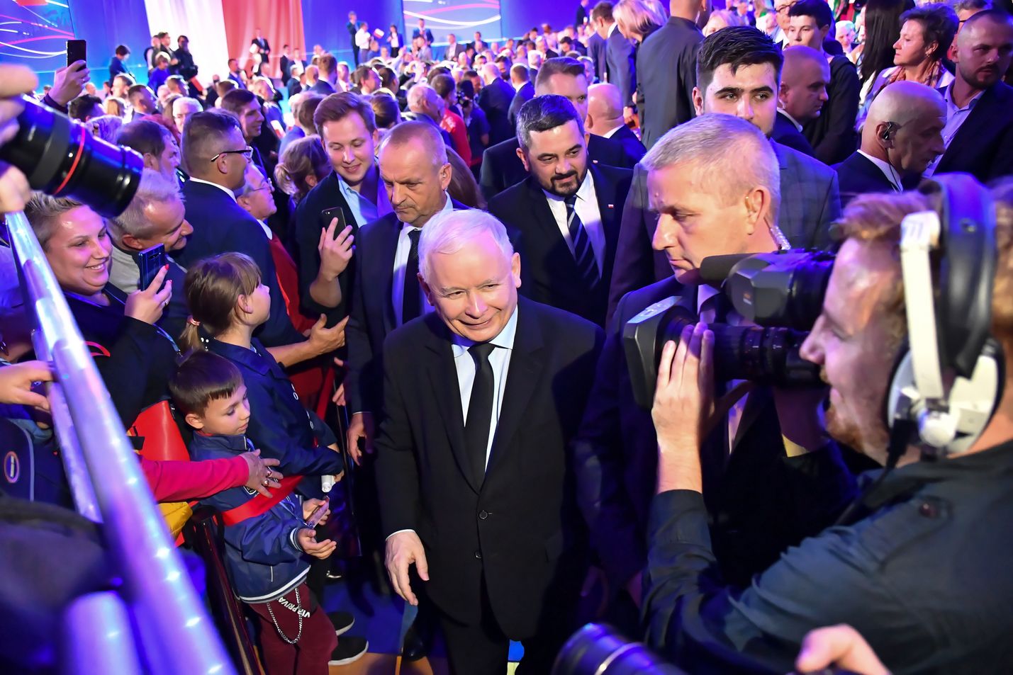 Puolan Laki ja oikeus -puolueen puheenjohtaja Jaroslav Kaczynski (kesk.) on kertonut ottavansa mallia Viktor Orbánin Unkarista. Orbán on Unkarin pääministeri, joka on Suomen EU-puheenjohtajakauden aikana kritisoinut Suomea moneen otteeseen kovin sanoin.