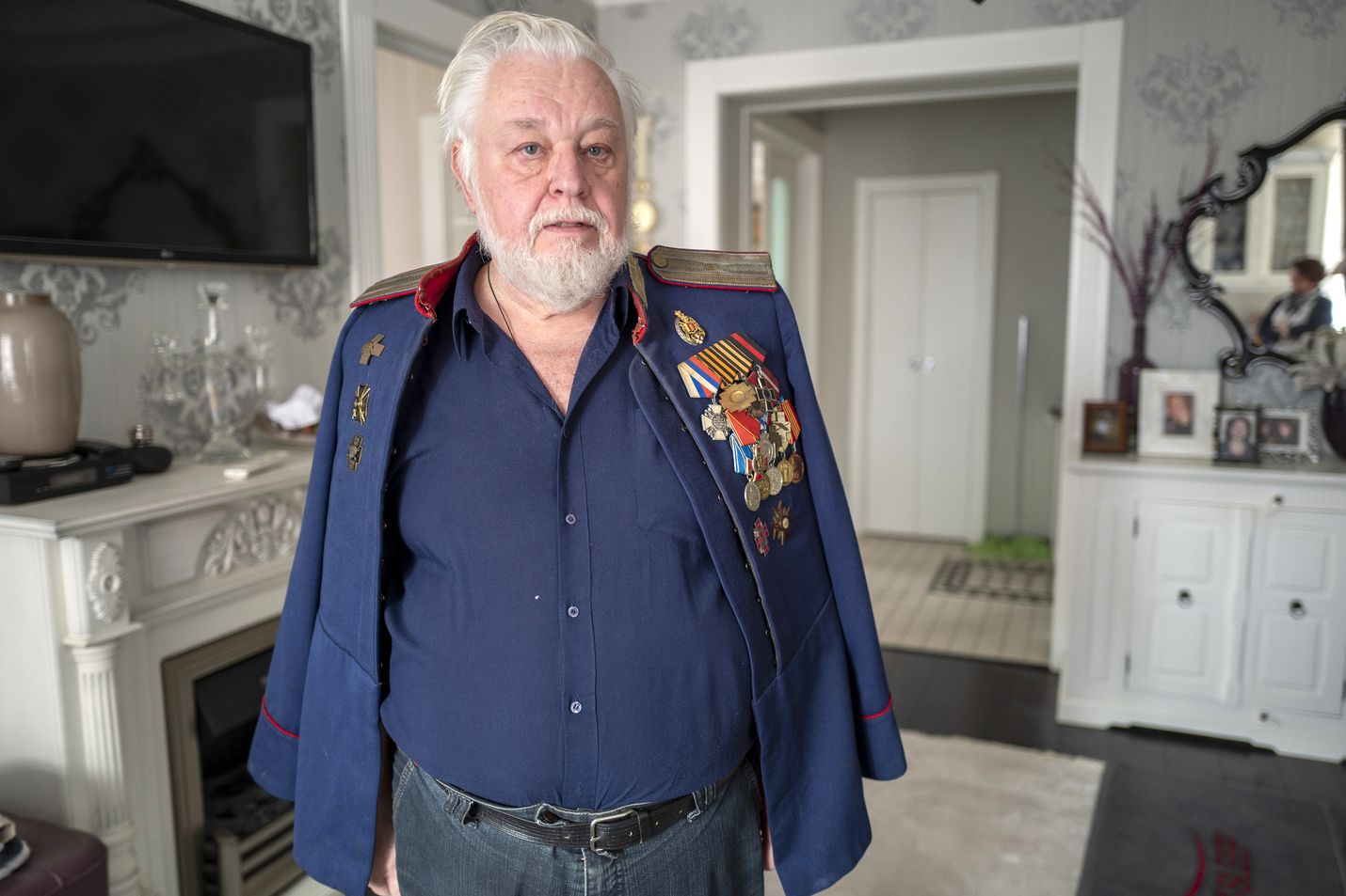 Nevan rannalla Stalinin aikaisessa kivitalossa asuva Boris Almazov on kasakoiden merkittävä kulttuurihahmo, joka on kirjoittanut aiheesta kirjoja ja tuntee kasakkamusiikin ja runouden. Hän esittelee aitoa kasakkatakkia, joka on sininen.