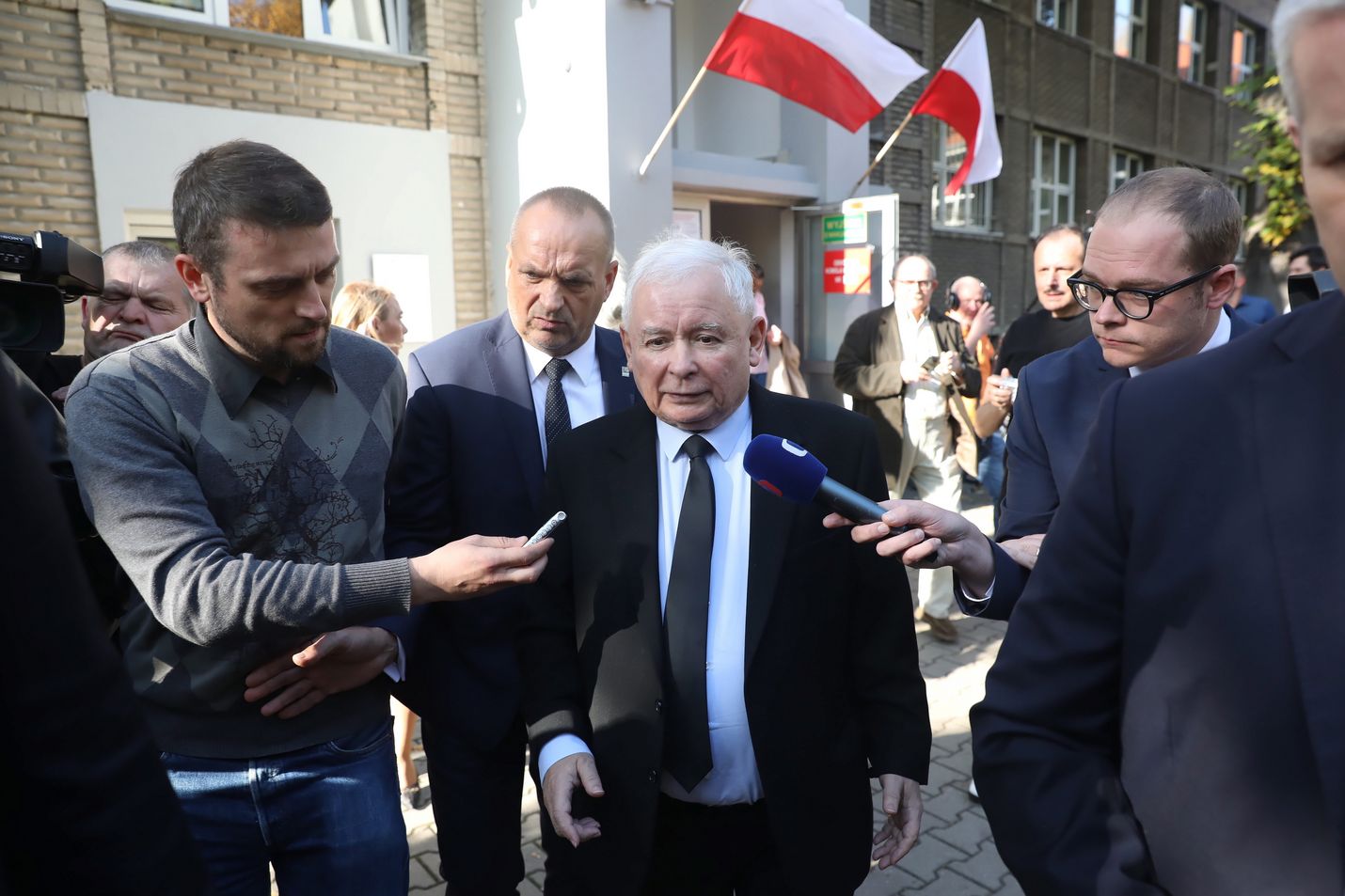 Hallitsevan Laki ja oikeus -puolueen johtaja Jaroslaw Kaczynski puhui sunnuntaina toimittajien kanssa Varsovassa käytyään äänestämässä.