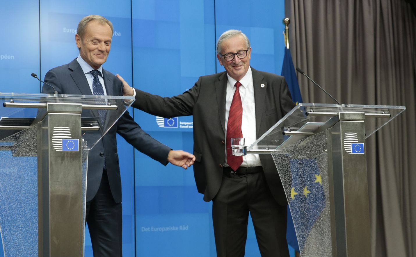 Eurooppa-neuvoston puheenjohtaja Donald Tusk (vas.) ja Euroopan parlamentin puheenjohtaja Jean-Claude Juncker.