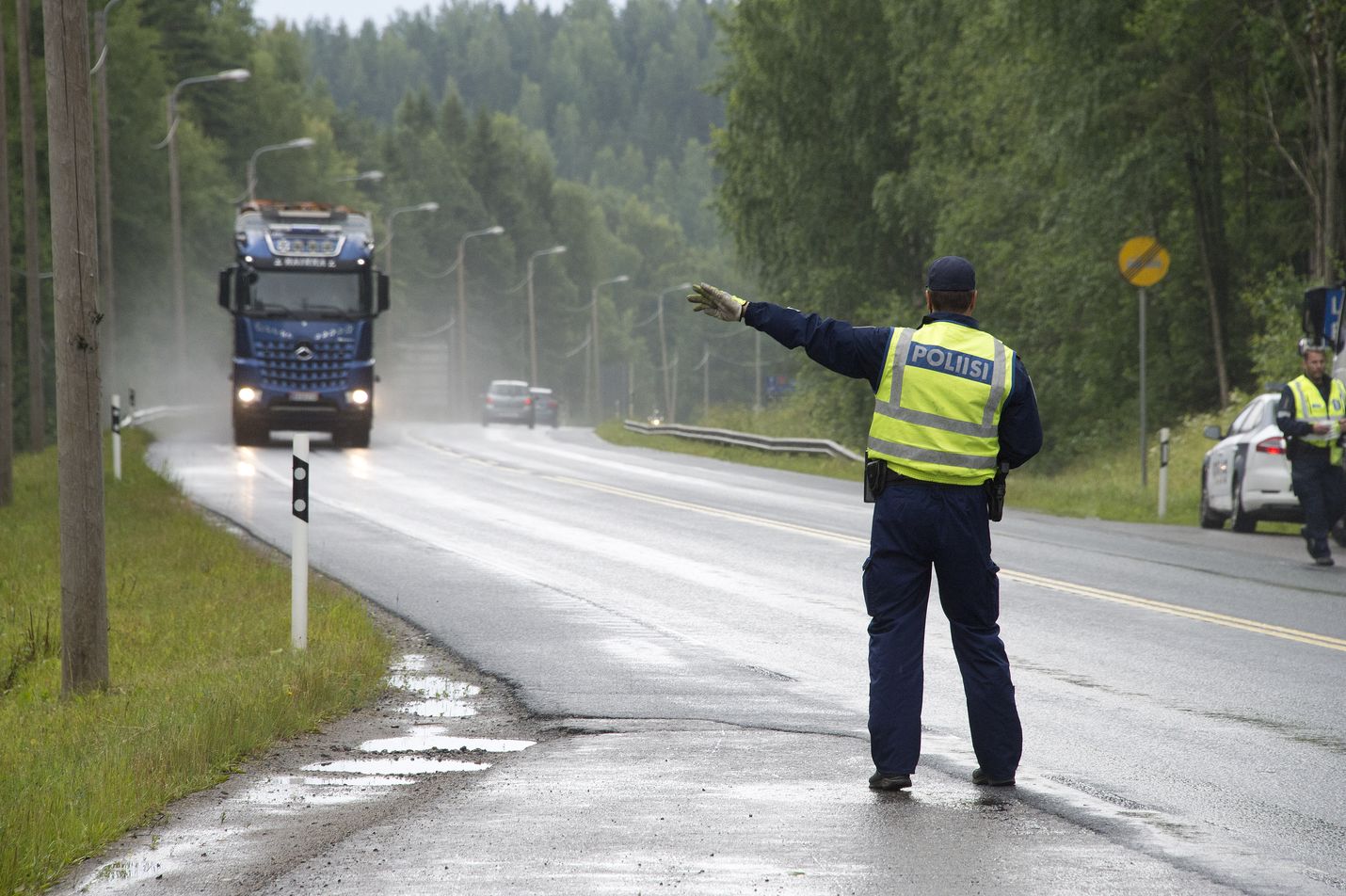 Poliisi valvoi tällä viikolla raskasta liikennettä Kainuussa. Maakunnan erityispiirre on ylikuormaus, ja yritykset varoittavat toisiaan valvonnoista. Arkistokuva.