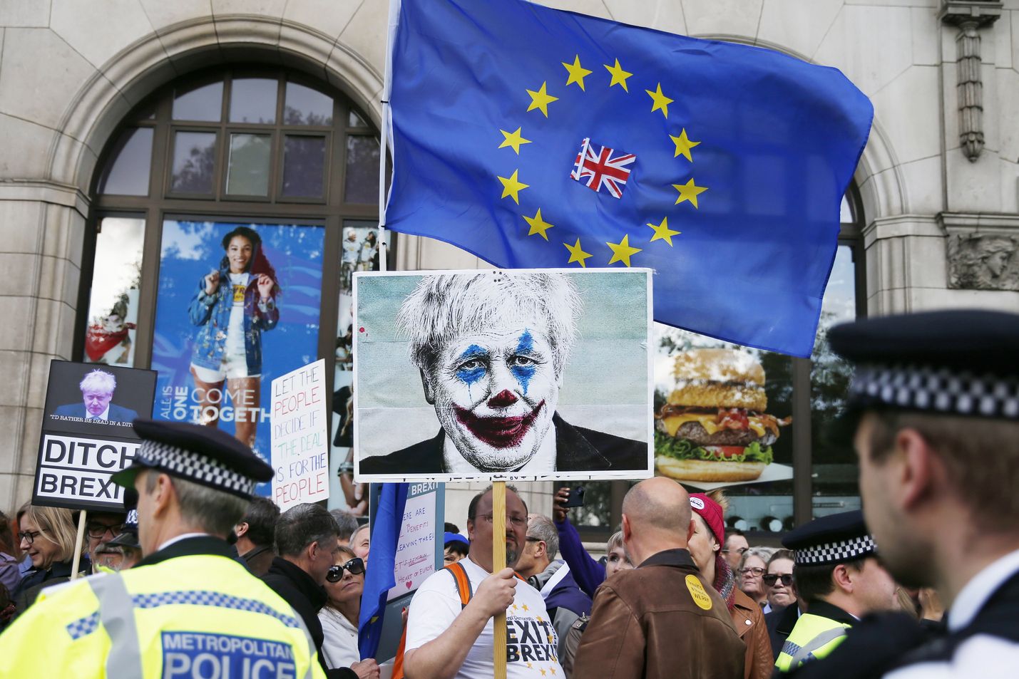 Britannian EU-eron ehdoista ei tullut lauantainakaan selvyyttä vaan brexit-ratkaisu siirtyi taas. Osa yrityksistä odottelee yhä, miten eron ehdot vaikuttavat niiden Britannian kanssa käymään kauppaan.