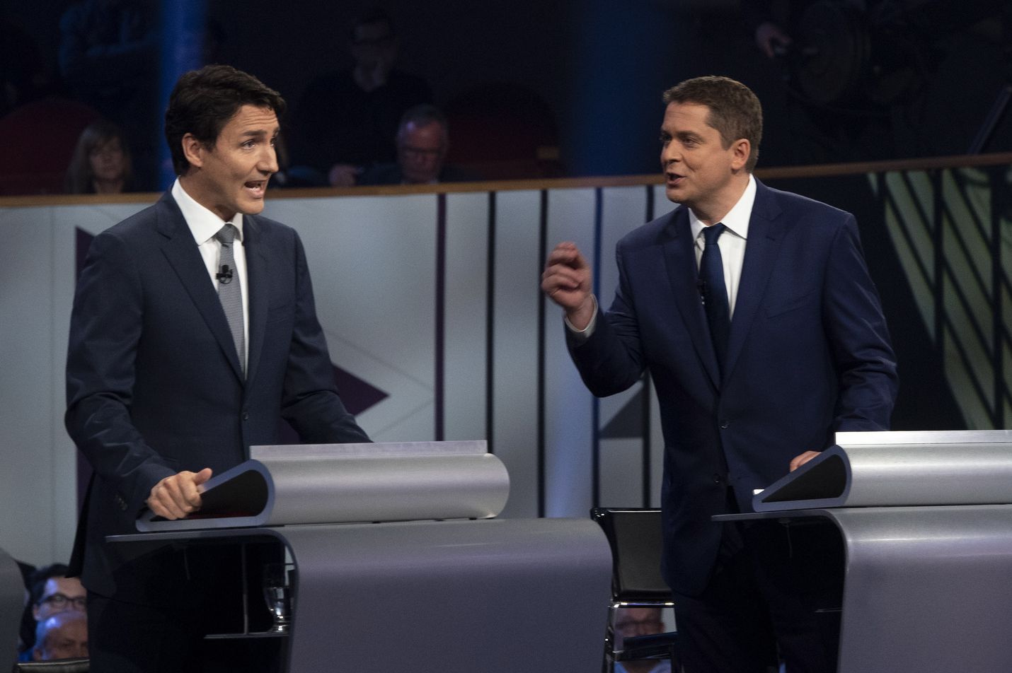 Kanadan pääministeri Justin Trudeau (vas.) ja konservatiivien puheenjohtaja Andrew Scheer sanailivat tiukasti vaaliväittelyssä Quebecin Gatineaussa 10. lokakuuta.