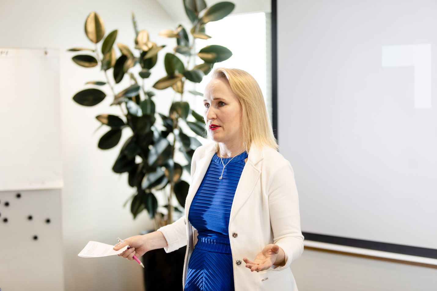 Teknologiateollisuuden työmarkkinajohtaja Minna Helle sanoo, että kiky-tuntien poistaminen pienentäisi palkankorotusvaraa.