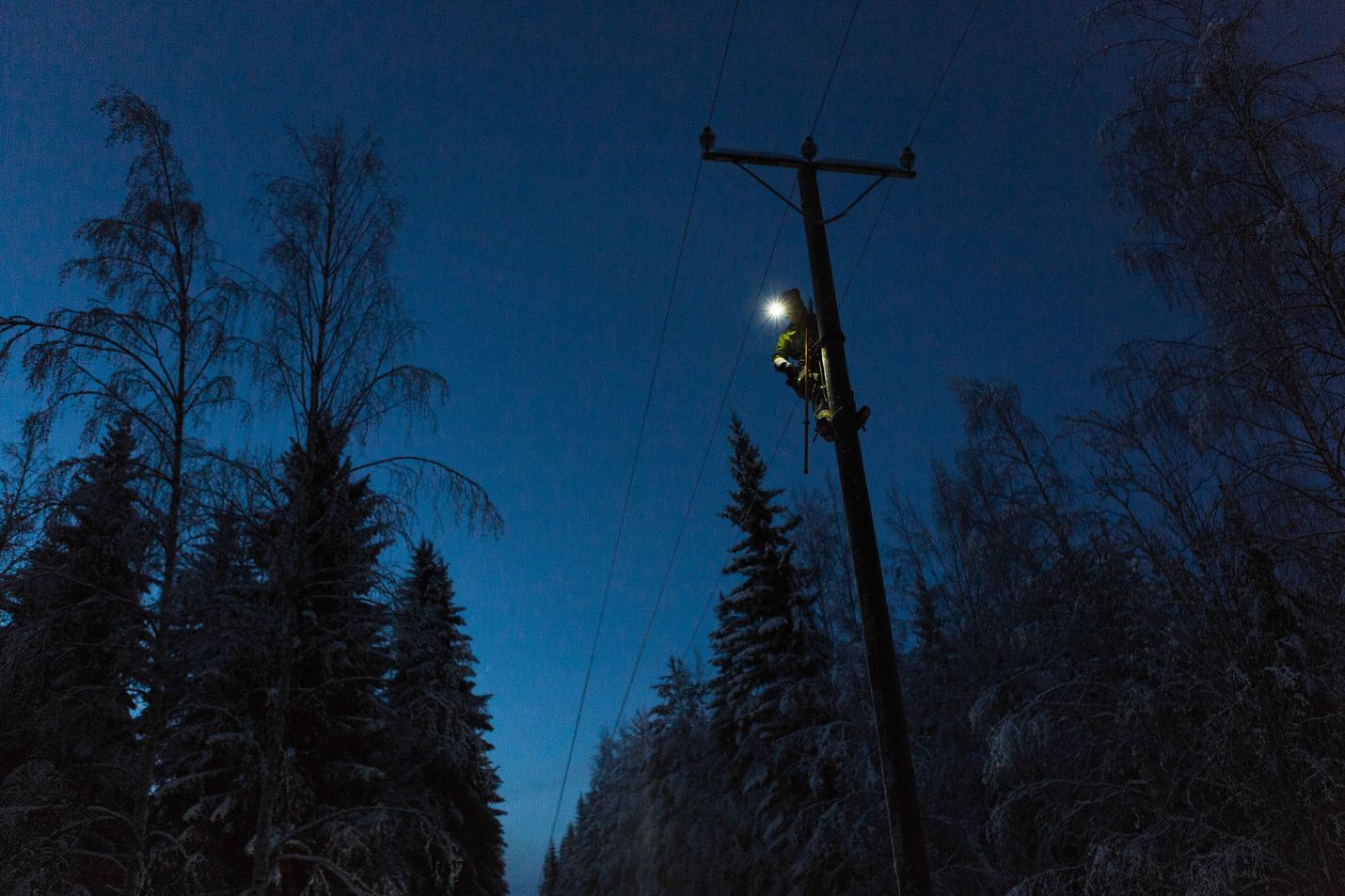 Yön aikana Suomen yli kulkenut myrsky on laantumassa – enimmillään yli 40  000 taloutta oli sähköttä