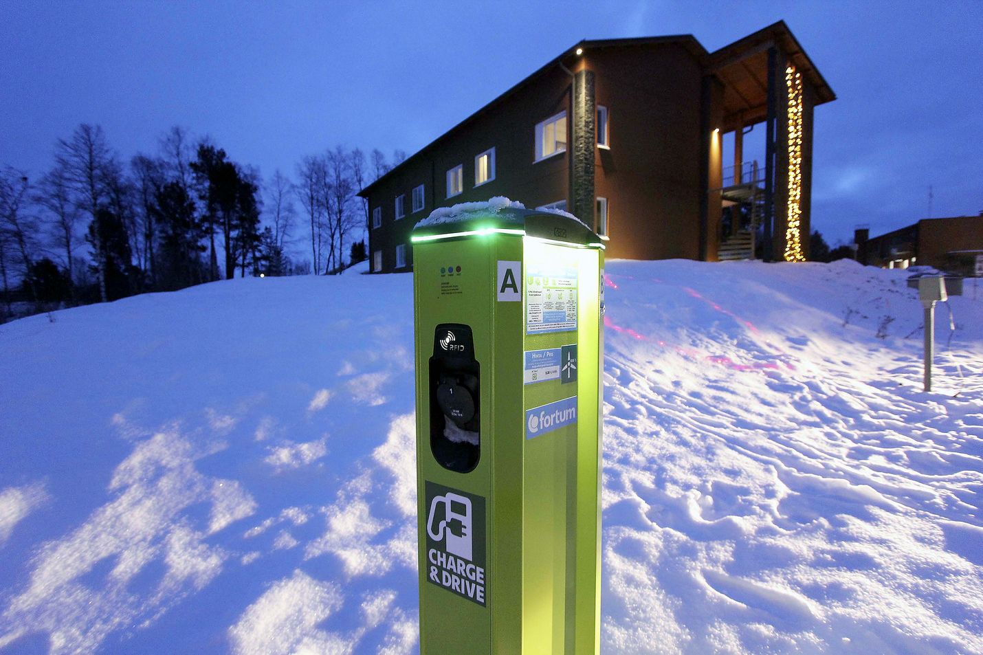 Lapissa on jo hotellien ja matkailukeskusten yhteydessä sähköautojen latauspisteitä, kuten tässä hotellin Inarin pihalla. Ympäristöministeriö haluaa kuitenkin niiden määrän moninkertaistamista.