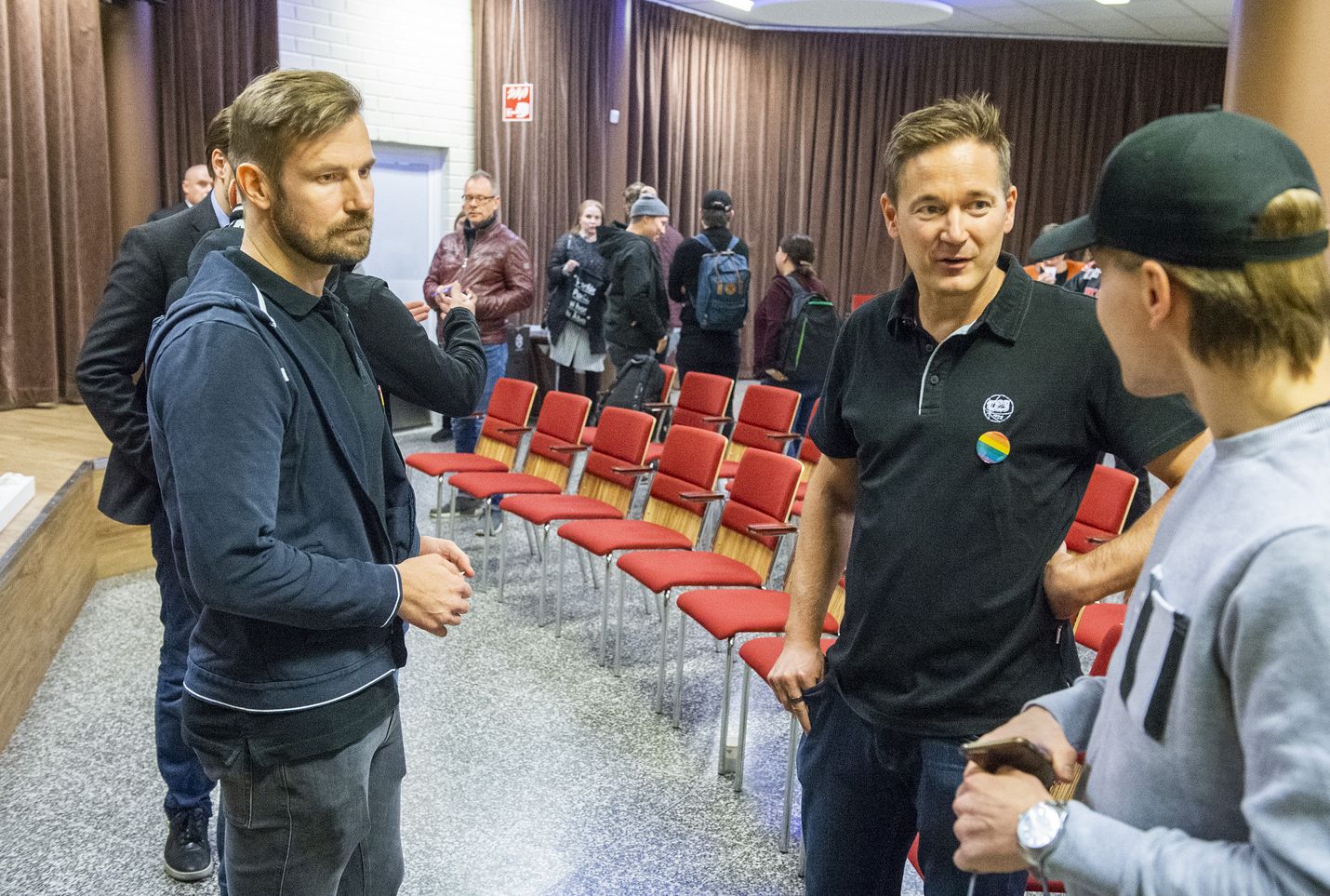 Supercellin Mikko Kodisoja (vas.) ja Ilkka Paananen ovat tuttuja nimiä Suomen tulokärjessä. Myös TPS:n jääkiekkojoukkueen pääomistajiin kuuluvat Kodisoja ja Paananen tapasivat heikon alkukauden pelanneen joukkueen kannattajia lauantaina ennen TPS:n kotiottelua.