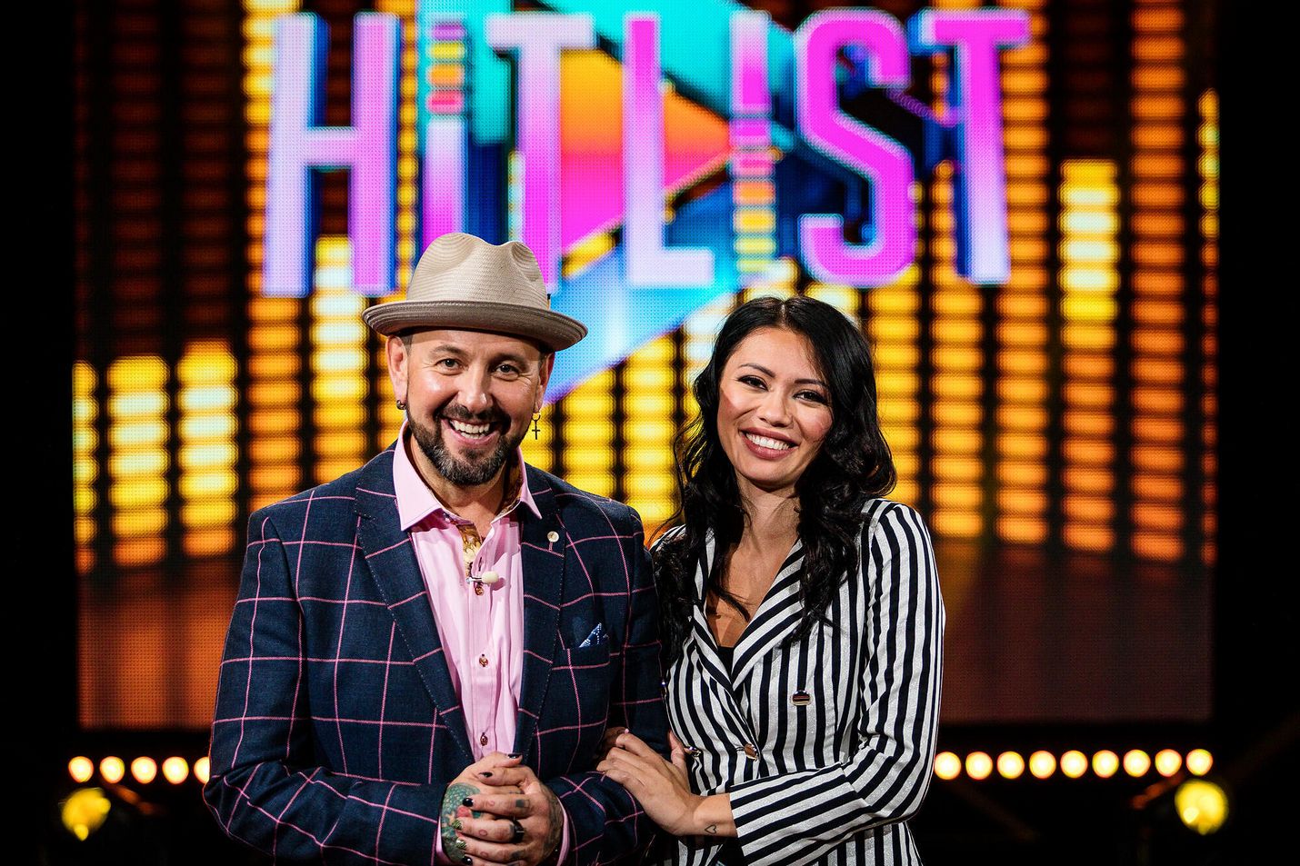 Radiojuontaja Esko Eerikäinen on ensimmäistä kertaa juontohommissa televisiossa. Shirly Karvisella on kokemusta muun muassa Temptation Island Suomesta ja Viettele vaatteilla -sarjasta.