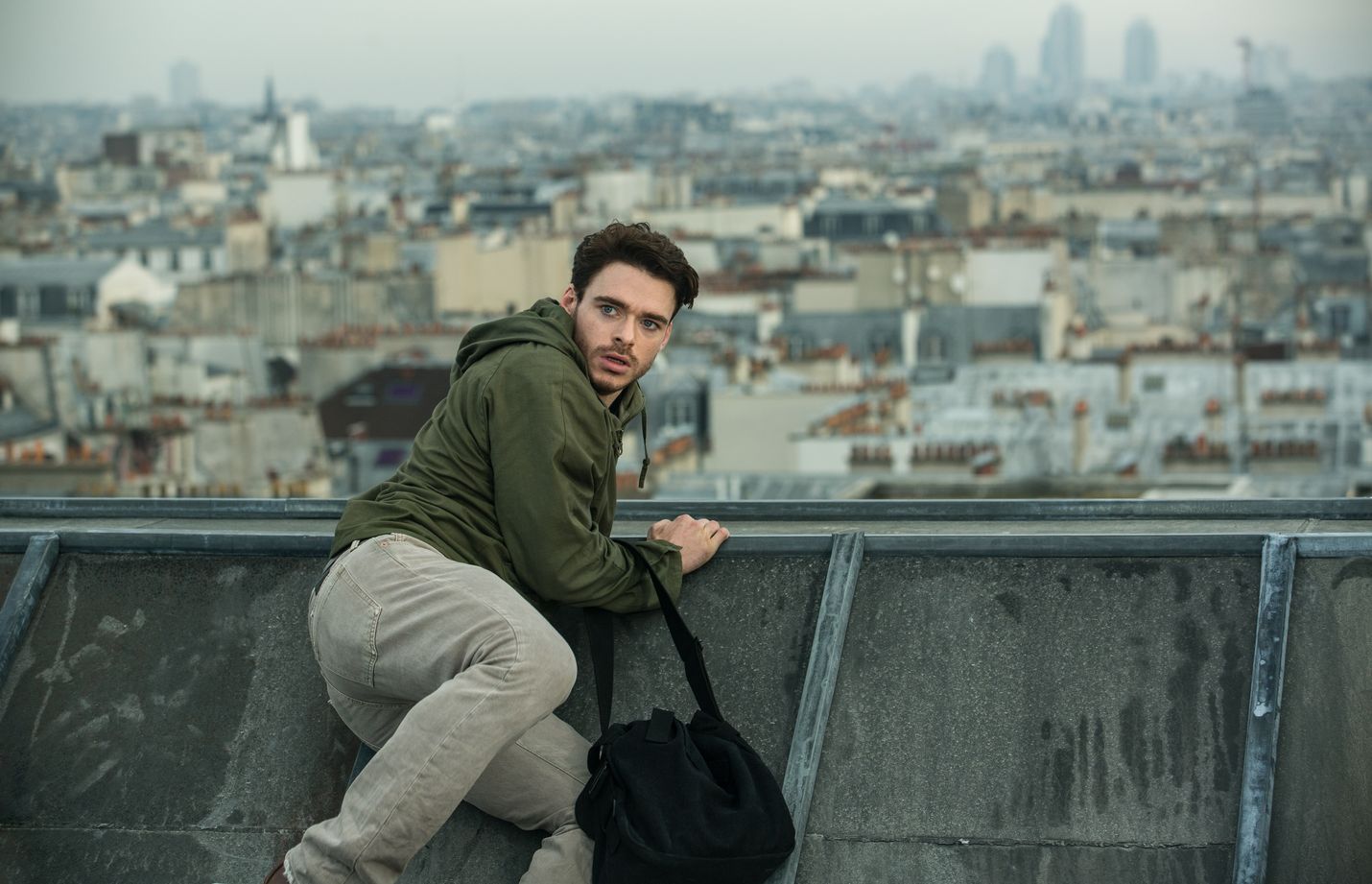 Richard Madden nappaa kohtalokkaan laukun Michael Masonin roolissa. Mason on taskuvaras Pariisissa Bastille Day -elokuvassa.