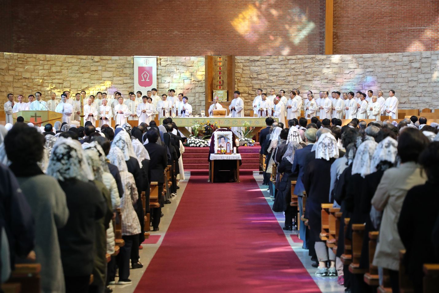 Ihmiset osallistuivat Etelä-Korean presidentin Moon Jae-inin äidin hautajaisiin Busanissa lokakuussa. Etelä-Koreassa on mahdollista kokea erikoisempiakin hautajaiskokemuksia. Hyowon Healing Center järjestää joukkohautajaisia eläville ihmisille. Tapahtumien avulla yritetään vähentää stressiä, ehkäistä itsemurhia ja muistuttaa, että elämä on arvokasta.