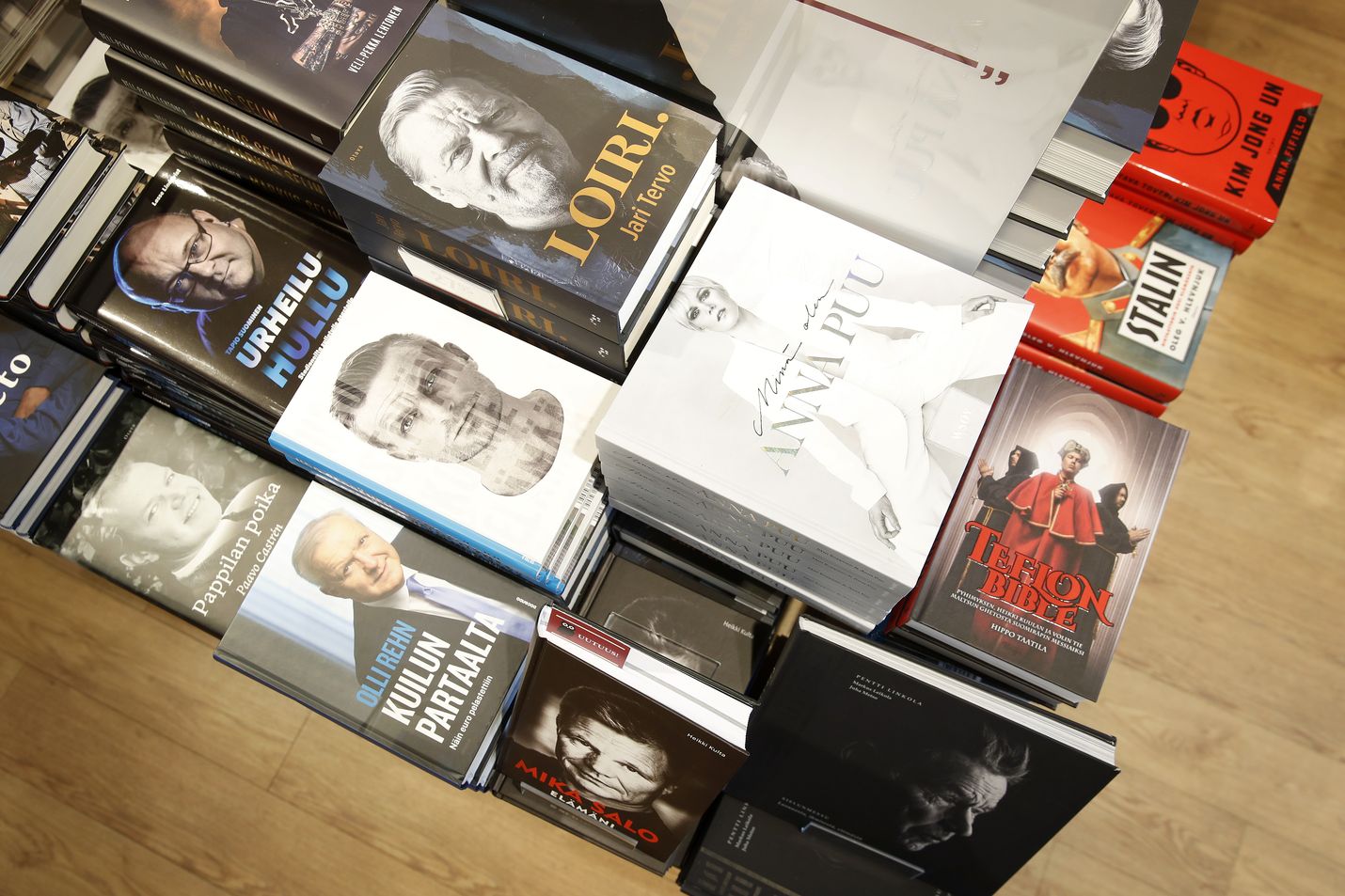 Näitä riittää. Kirjakaupoissa on elämäkerroille omia osastoja ja pöytiä, joita pitää laajentaa, kun markkinoille tulee kaiken aikaa uusia muistelijoita. Nyt nousussa ovat urheilijat ja rikolliset.