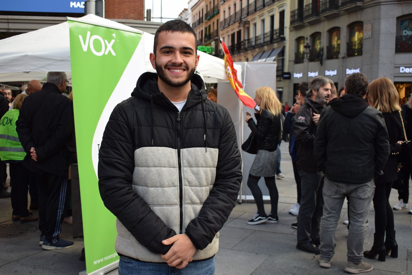 Alejandro Diego Fernández piipahti Voxin kampanjakojulla Callaon aukiolla. Opiskelija uskoo puolueen ajavan yhtenäisen Espanjan asiaa.