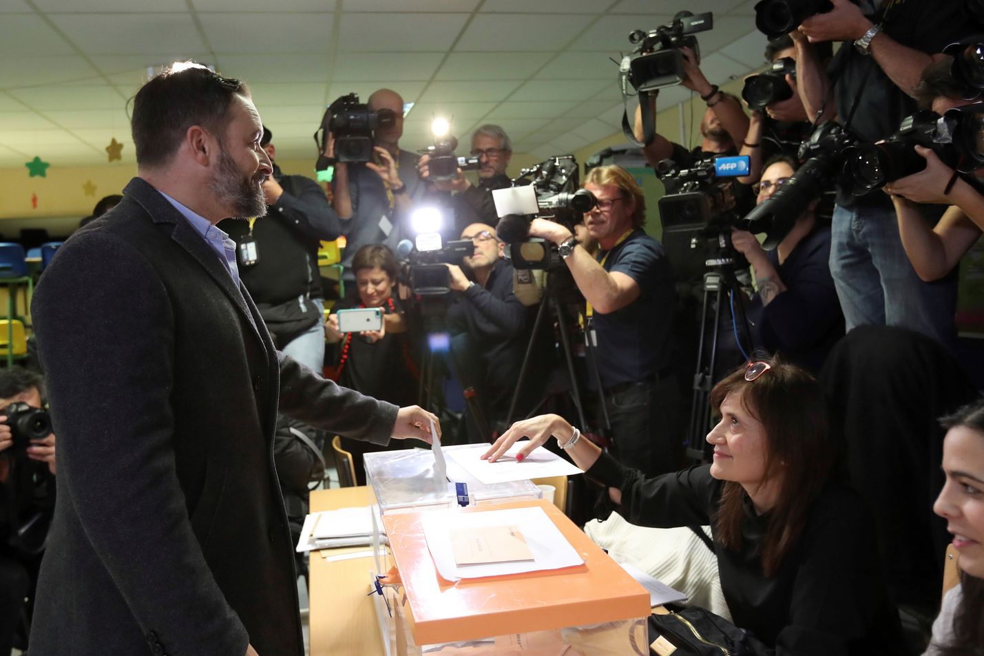 Oikeistopopulistisen Vox-puolueen johtaja Santiago Abascal antoi äänensä Madridissa.