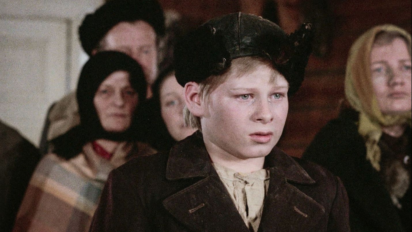 Viimeinen savotta kertoo huutolaispoika Vikke Nilon elämästä 1900-luvun alusta 1960-luvulle. Nuoren Viken roolissa on Torsti Kovaleff.