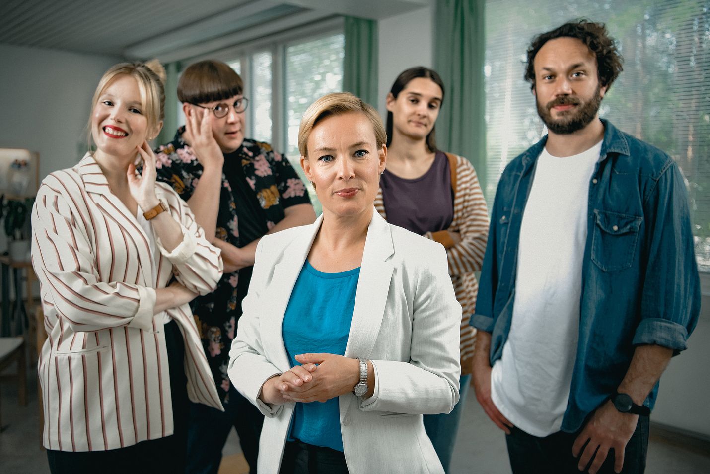 Uudehkot tv-kasvot Pia Andersson, Mikko Penttilä, Terhi Suorlahti, Sara Paasikoski ja Elmer Bäck näyttelevät kuvitteellisen yläkoulun henkilökuntaa C Moren uudessa sarjassa.