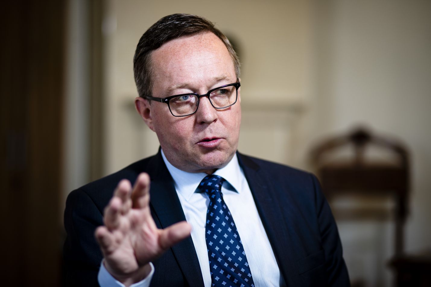 Valtiovarainministeri Mika Lintilä sanoo, että lentoveron sijaan kannattaisi lentää mahdollisimman puhtaasti.