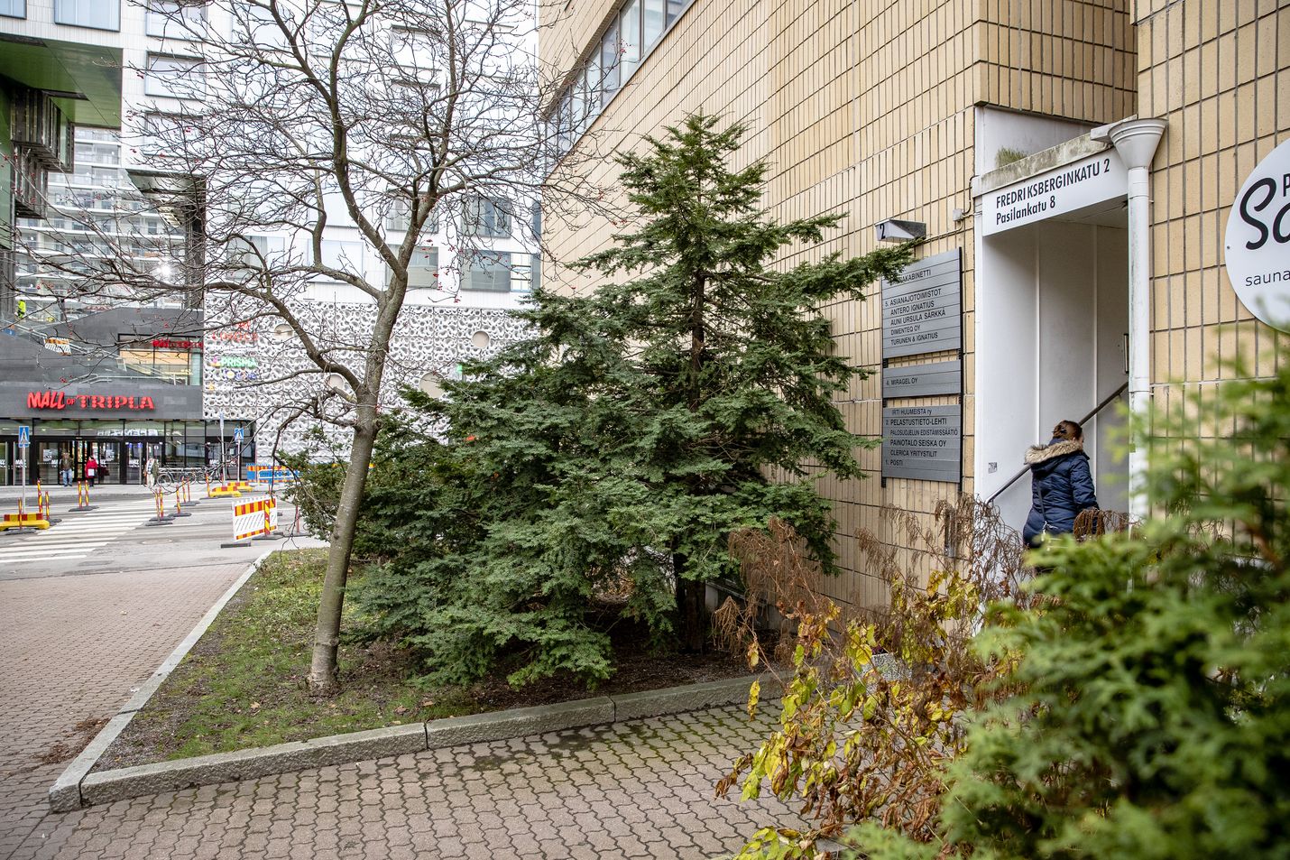 Postin avoimien ovien rekrytointitapahtuma siirrettiin tiistaina Helsingin keskustasta Pasilan raitiolla Triplan ostoskeskuksen vieressä sijaitsevaan Postin rekrytointitilaan. Kolmen aikaan iltapäivällä paikalla näkyi yksi työpaikoista kiinnostunut, ja tilassa oli juuri alkamassa jo rekrytoitujen varhaisjakelijoiden koulutustilaisuus.