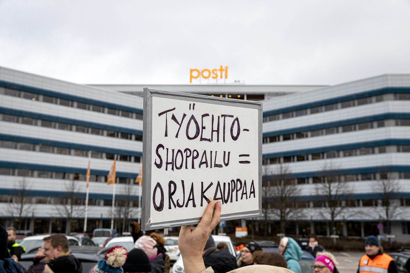 PAU uskoo Postin haluavan painaa henkilöstökulut alas. Palta puolestaan moittii työntekijäosapuolta muutosvastaisuudesta.