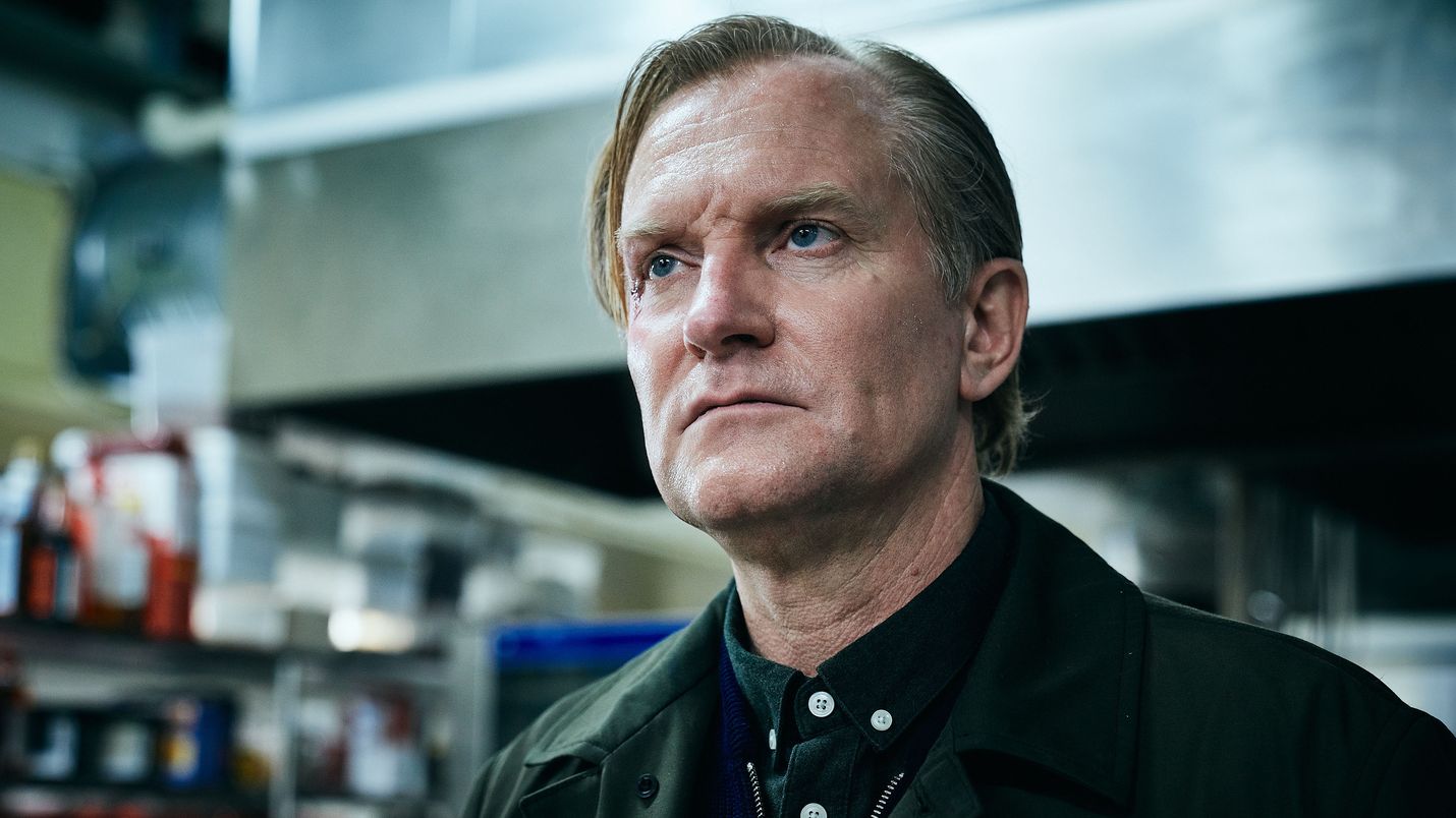 Suoratoistopalvelu Viaplayn trillerissä Kuulustelu on pääosassa kovaotteisena Bjørn-poliisina Ulrich Thomsen.