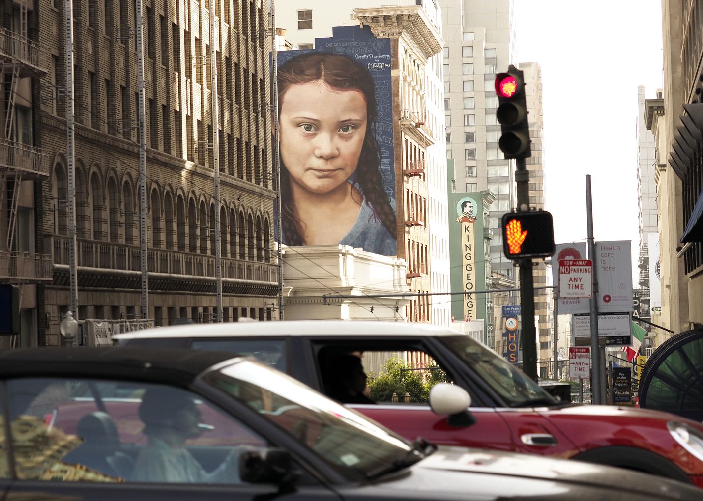 Ilmastoa puolustava Greta Thunberg ikuistettiin 18 metriä korkeaan muraaliin, joka koristaa San Franciscon keskustaa.