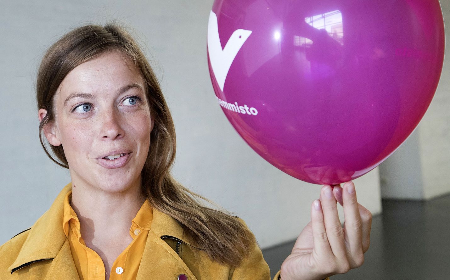 Puheenjohtaja Li Andersson esitteli elokuussa 2018 puolueensa uutta graafista ilmettä ilmapallojen kanssa.