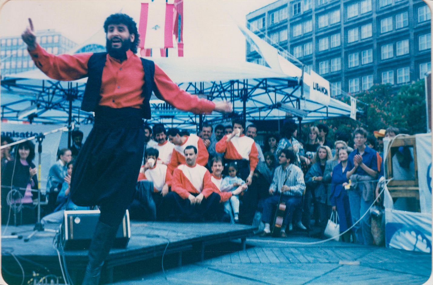 Libanonilainen Nabil tanssi DDR:ssä vuonna 1988. Dokumenttia kuvattiin kymmenen vuoden ajan eri maissa.