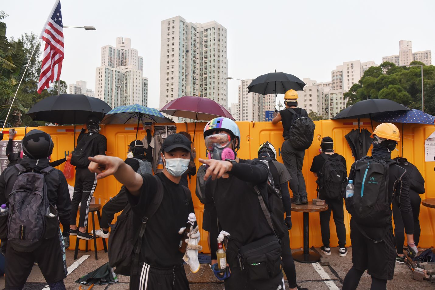 Mielenosoittajat seisoivat rakentamiensa barrikadien edessä Hongkongin baptistiyliopiston ulkopuolella keskiviikkona. Monet yliopistot ovat muuttuneet taistelutantereiksi.