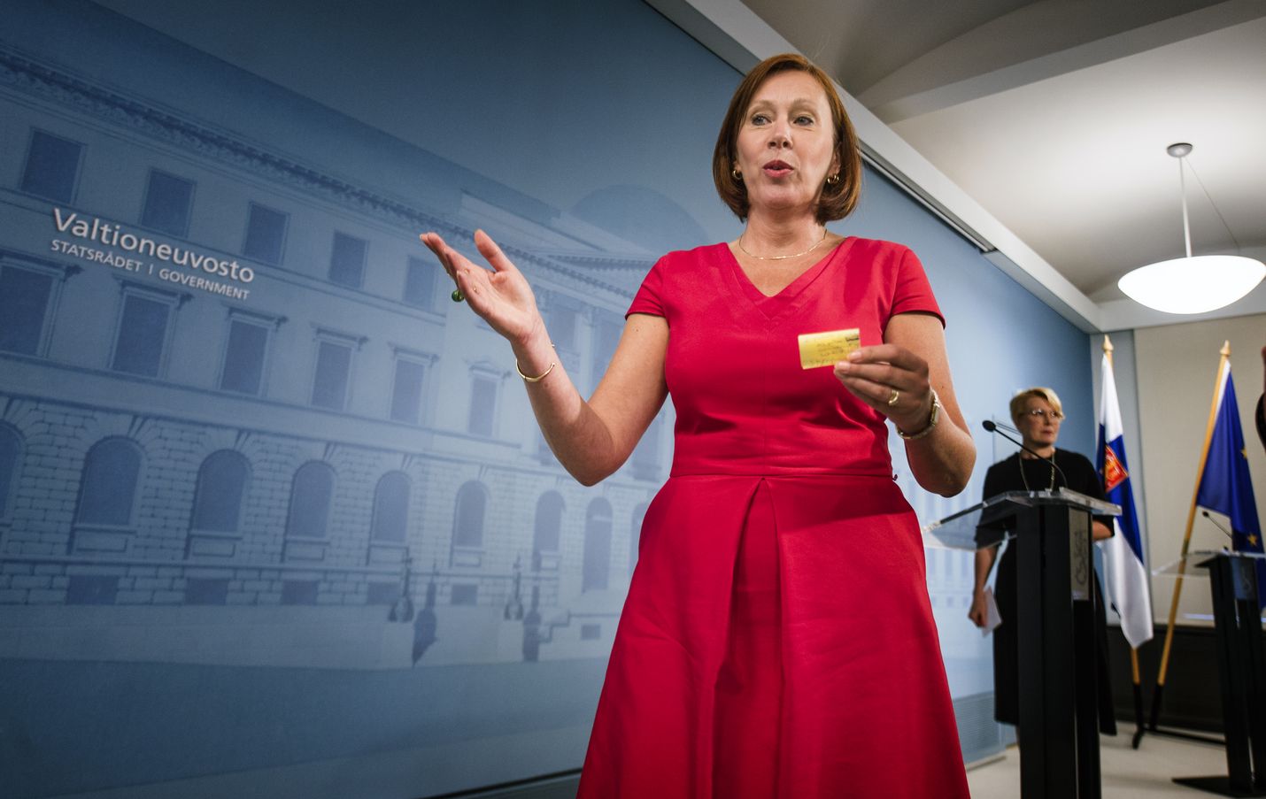 Valtion omistajaohjauksesta vastaava ministeri Sirpa Paatero (sd.) vastasi postilakko koskeiin kysymyksiin eduskunnan kyselytunnilla torstaina.