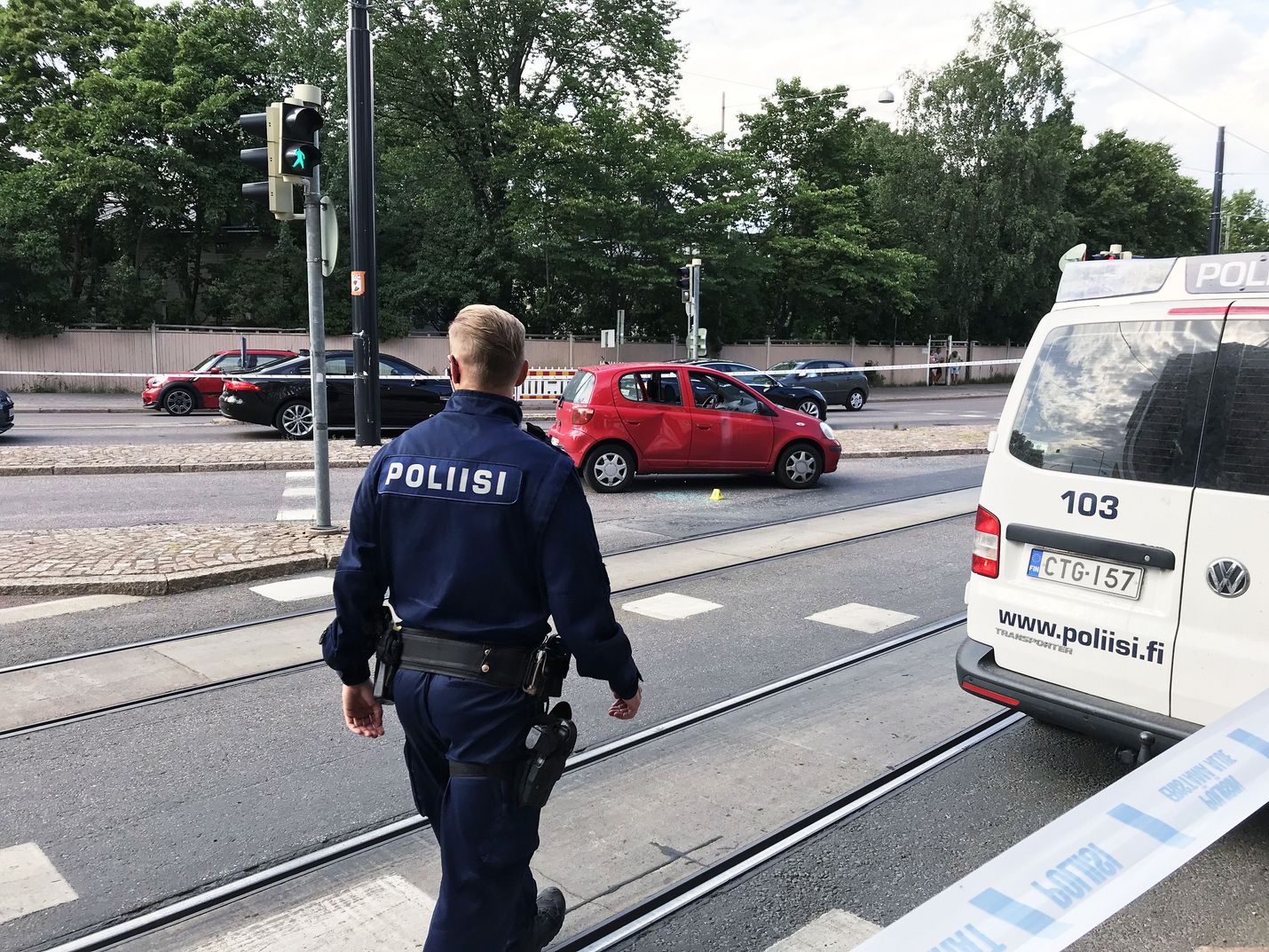 Poliisi liikkui heinäkuussa Kampissa ampumispaikan läheisyydessä.