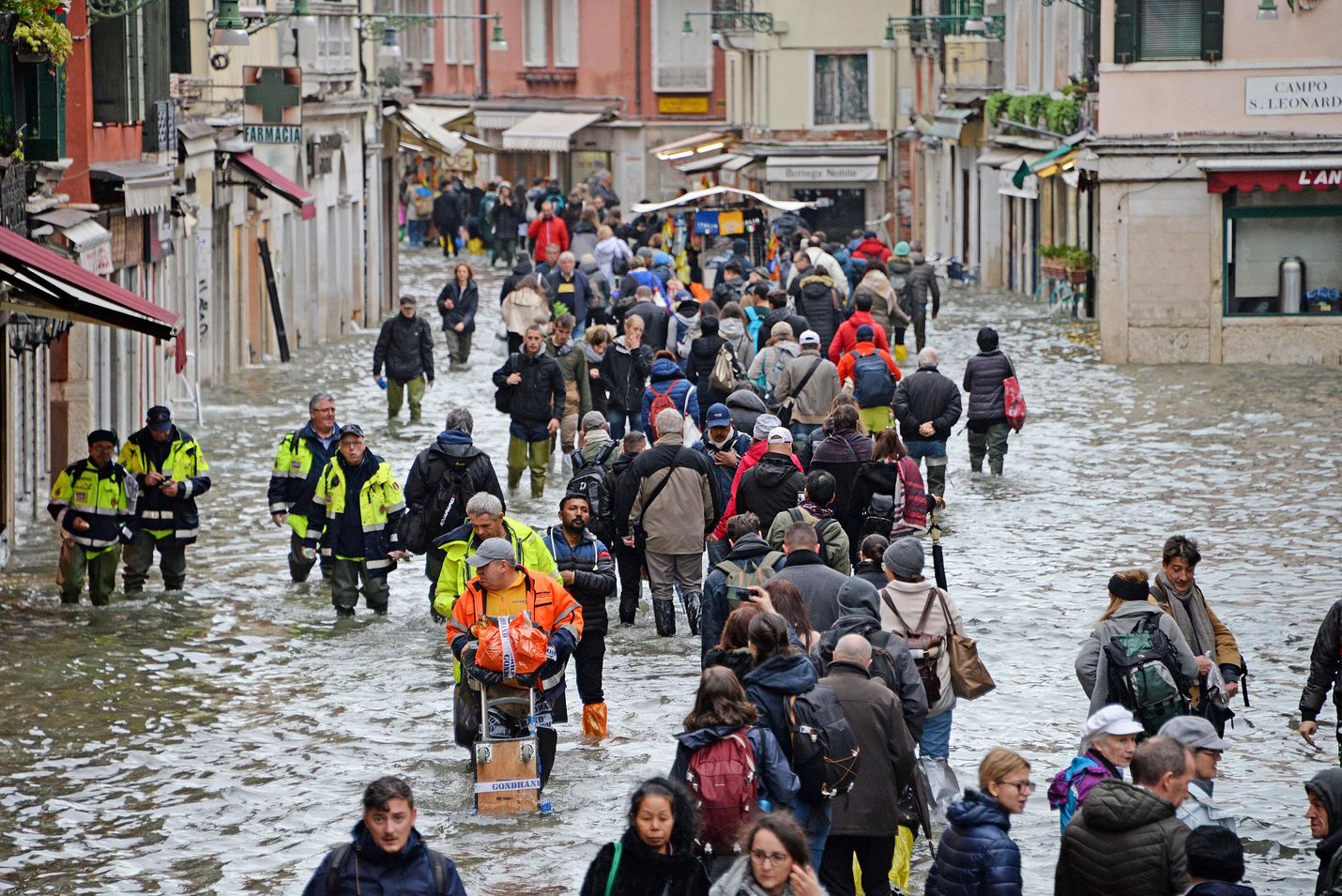 Tulvavesi valtasi perjantaina noin 70 prosenttia Venetsiasta. Kaupungin pormestari sulki pääsyn Pyhän Markuksen torille.