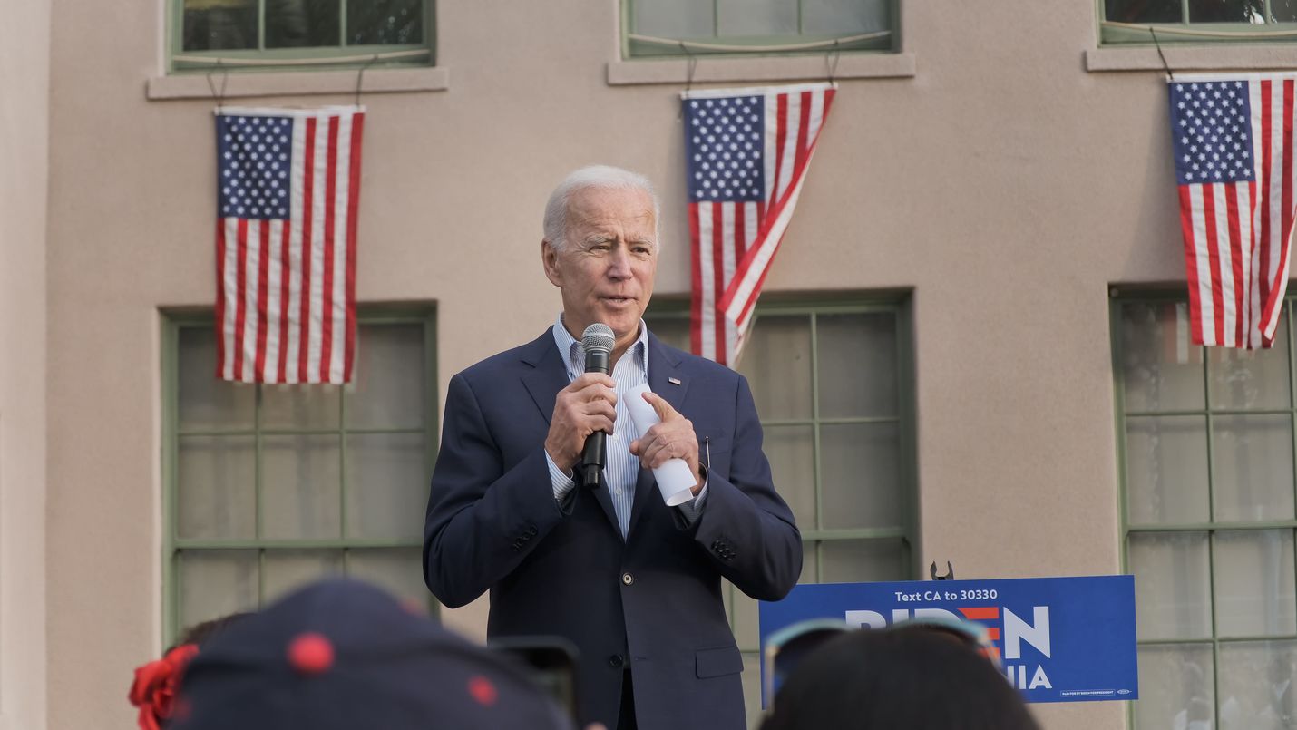 Demokraattipuolueen presidenttiehdokkuutta tavoitteleva Joe Biden piti torstaina ensimmäisen kampanjatilaisuutensa Kaliforniassa. Los Angeles Trade Technical College -koulun pihalle oli kokoontunut viitisensataa ihmistä.