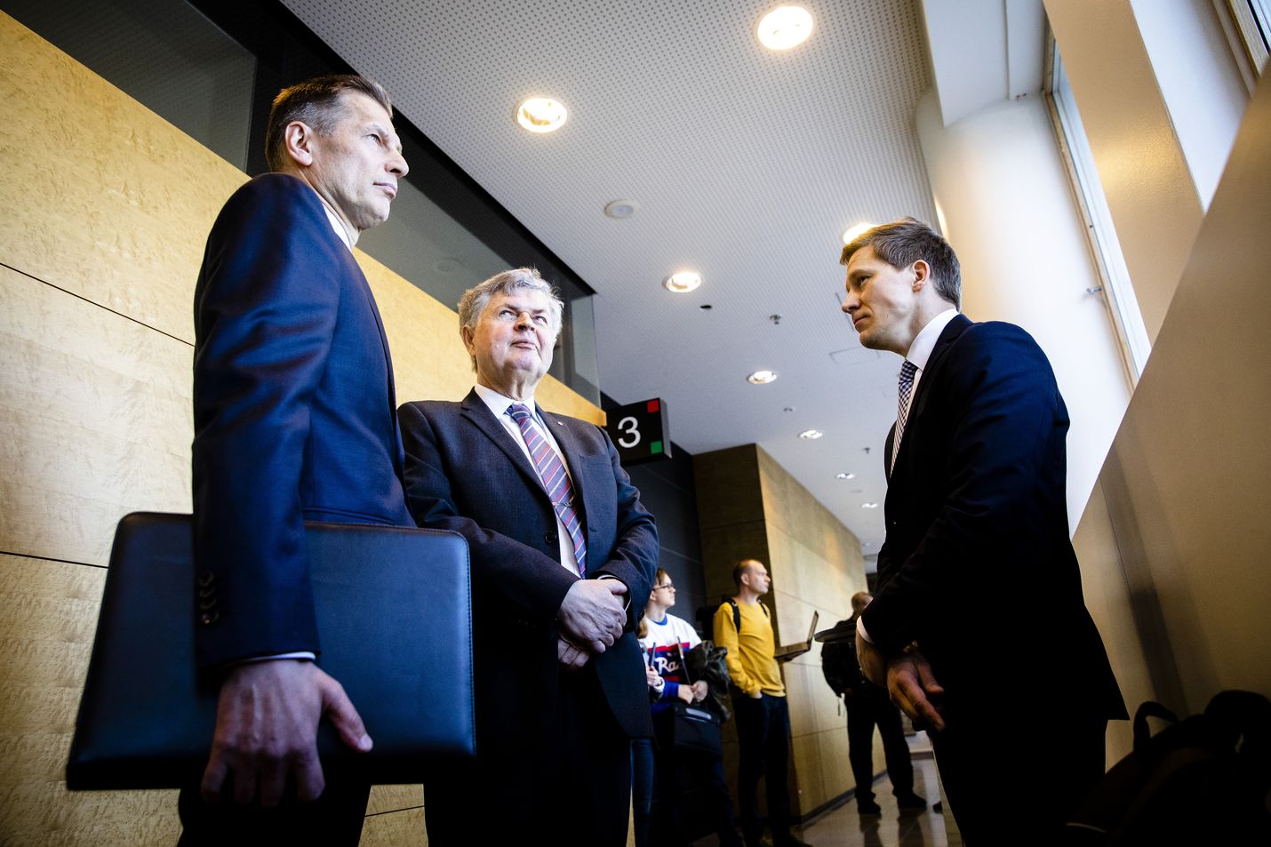 Ilmavoimien entinen komentaja, kenraalimajuri Sampo Eskelinen, puolustusasianajaja Heikki Maunila (keskellä) ja syyttäjä Sampsa Hakala (oikealla) kohtasivat hovioikeudessa toukokuussa.