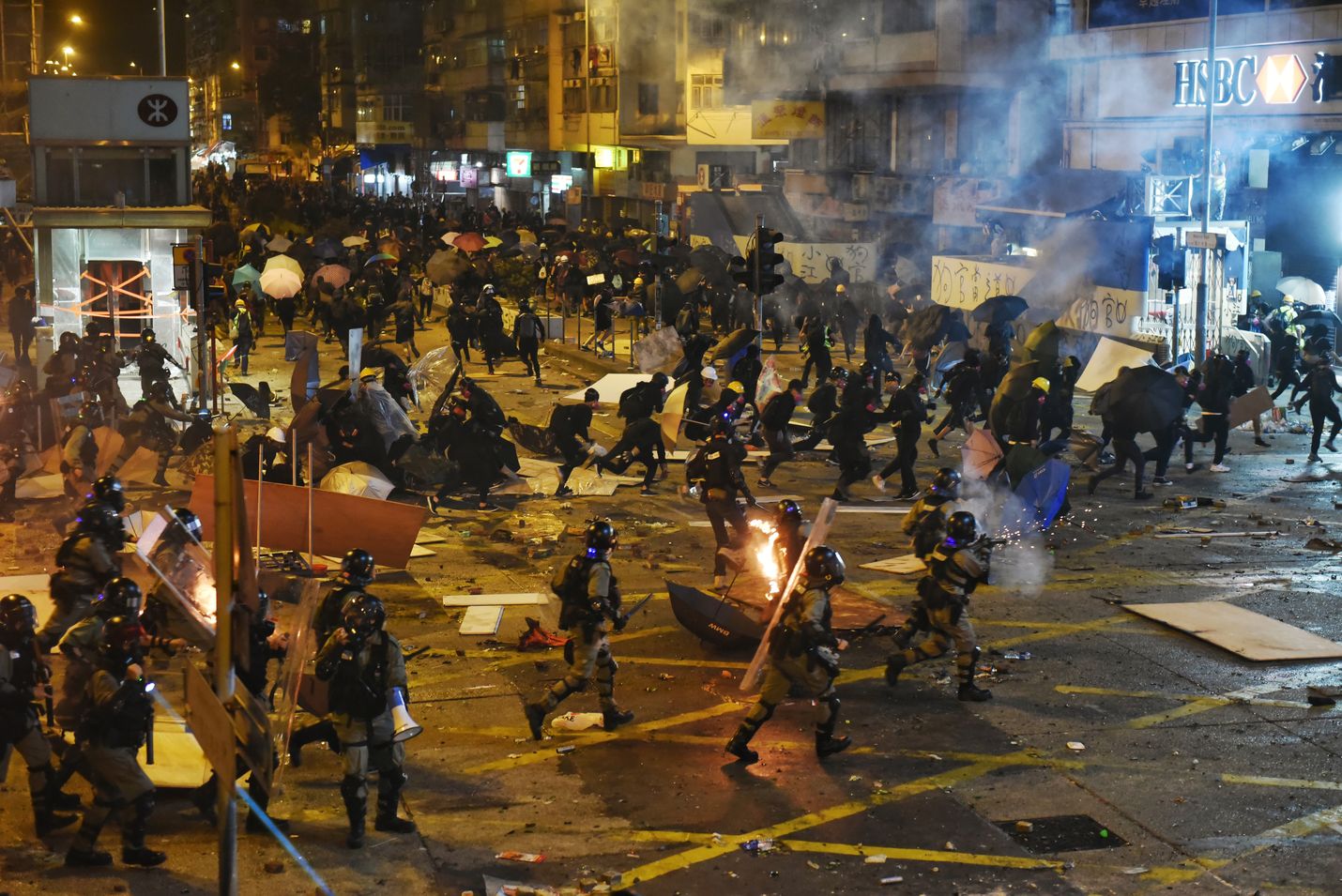 Mellakkapoliisi yritti maanantaina hajaannuttaa protestoijien joukkoja Hongkongissa Jordanin alueella. Protesteissa loukkaantui maanantaina lähes 116 ihmistä, lähes kolminkertainen määrä sunnuntaihin verrattuna.