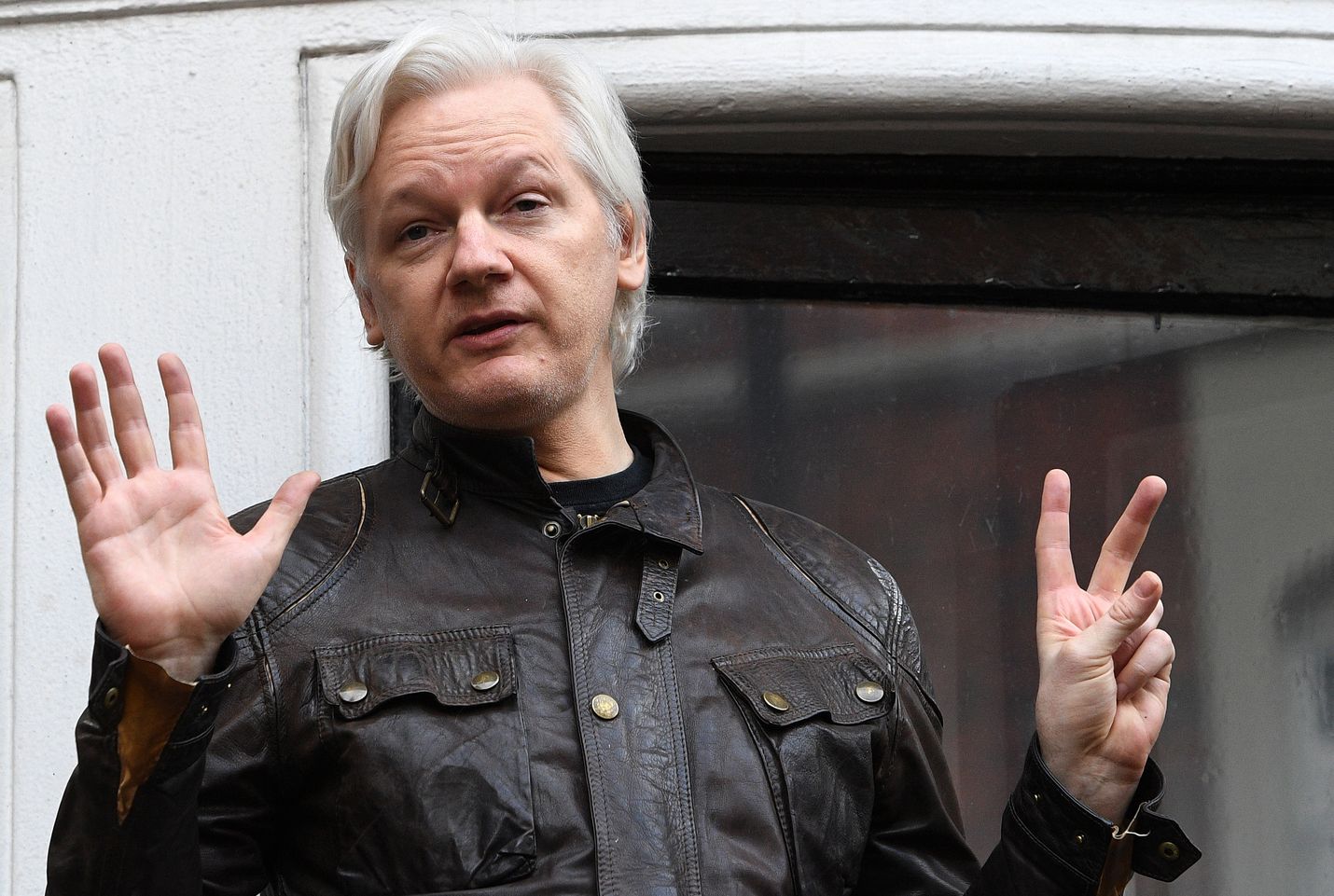 Julian Assange puhui lehdistölle Ecuadorin Lontoon-lähetystön parvekkeelta toukokuussa 2017. Nyt hänet on vangittu.
