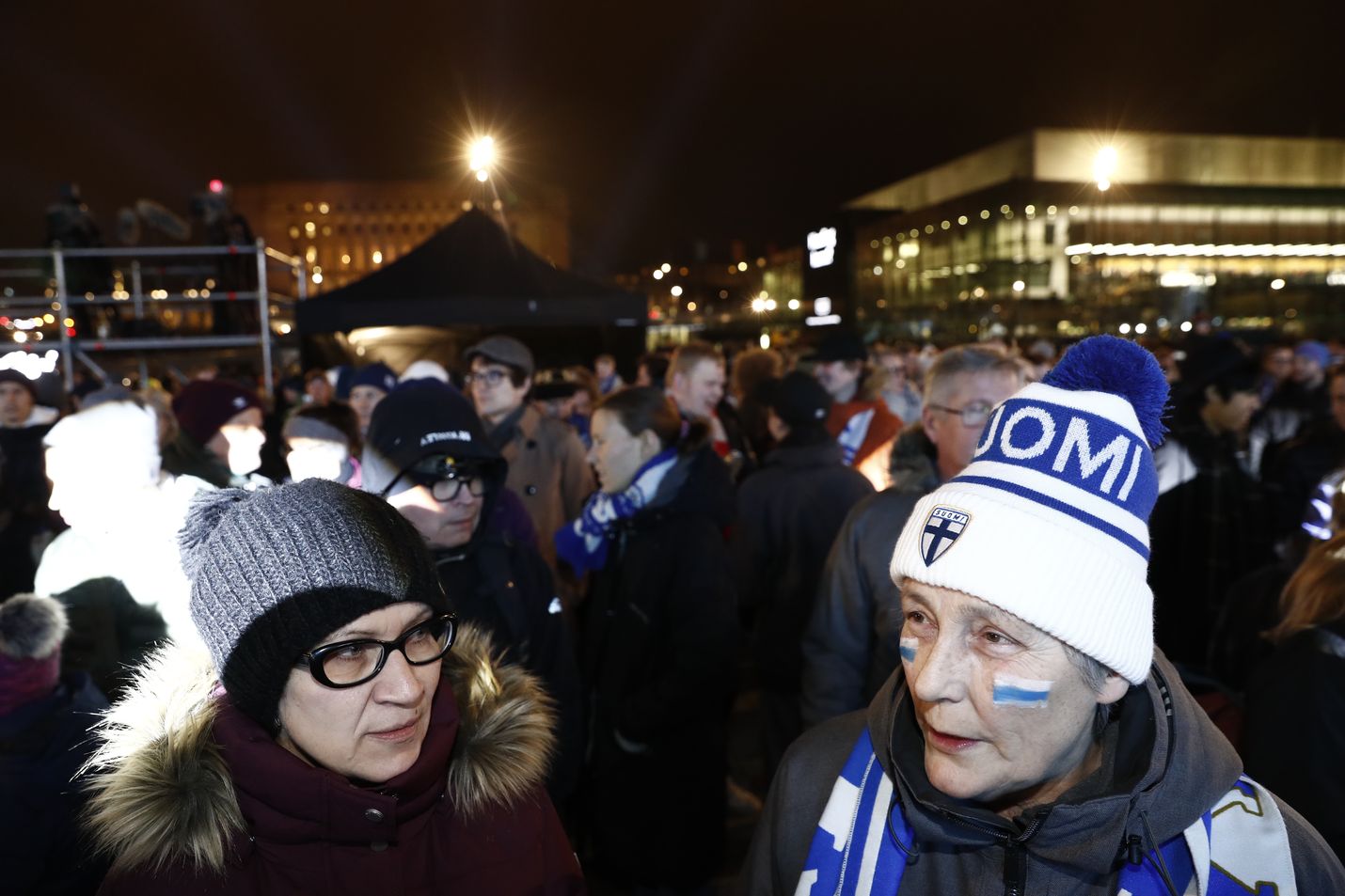Regina Hollmén (oik.) tuli Huuhkajien kansanjuhlaan ystävänsä Pirjo Joutsenen kanssa.