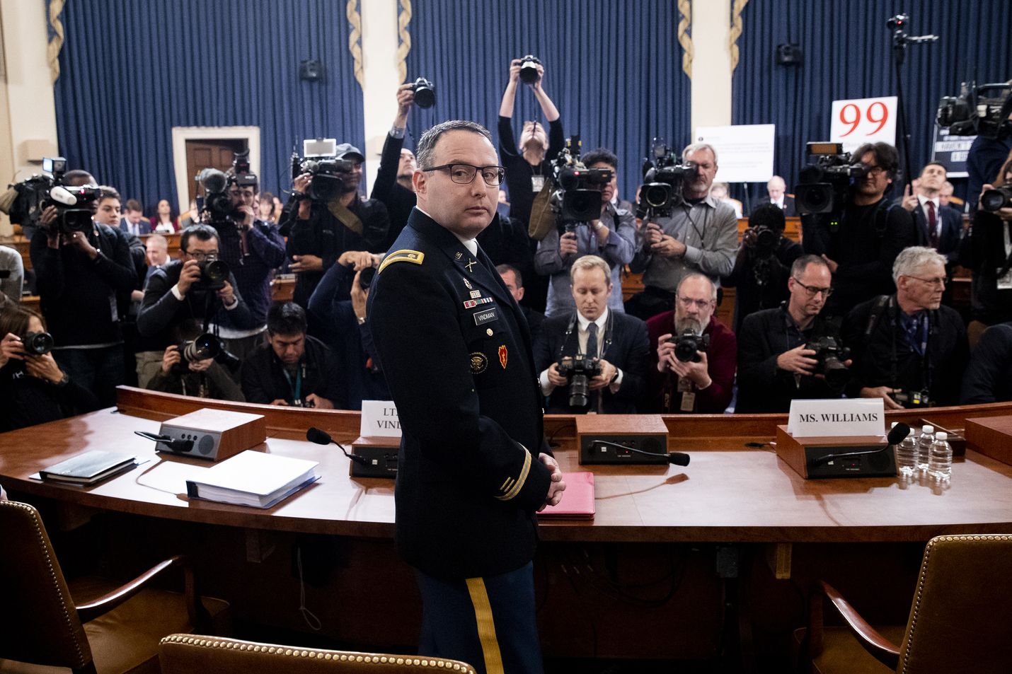 Yhdysvaltain kansallisen turvallisuusneuvoston Ukraina-asiantuntija Alexander Vindman saapui todistamaan tiistaina. Hän kertoi pitävänsä Trumpin puhelinkeskustelua asiattomana ja tuomitsevansa tämän harjoittaman todistajien mustamaalauksen.