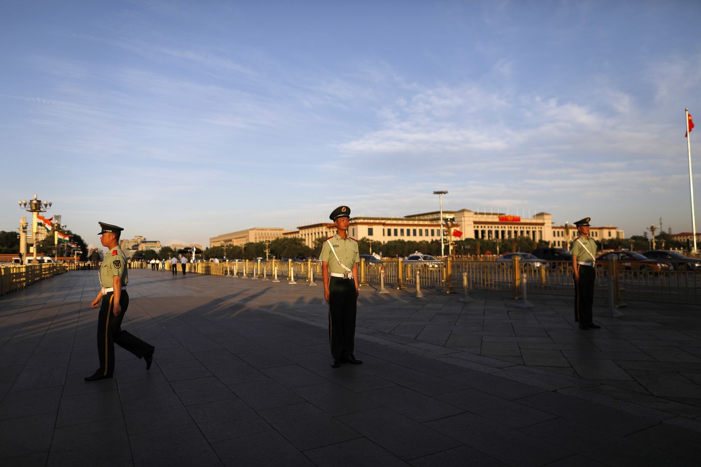 Kiinalaissotilaat partioivat Tiananmenin aukiolla Pekingissä toukokuussa. Kesäkuussa tuli kuluneeksi 30 vuotta Tiananmenin väkivalloin kukistetusta protestista.