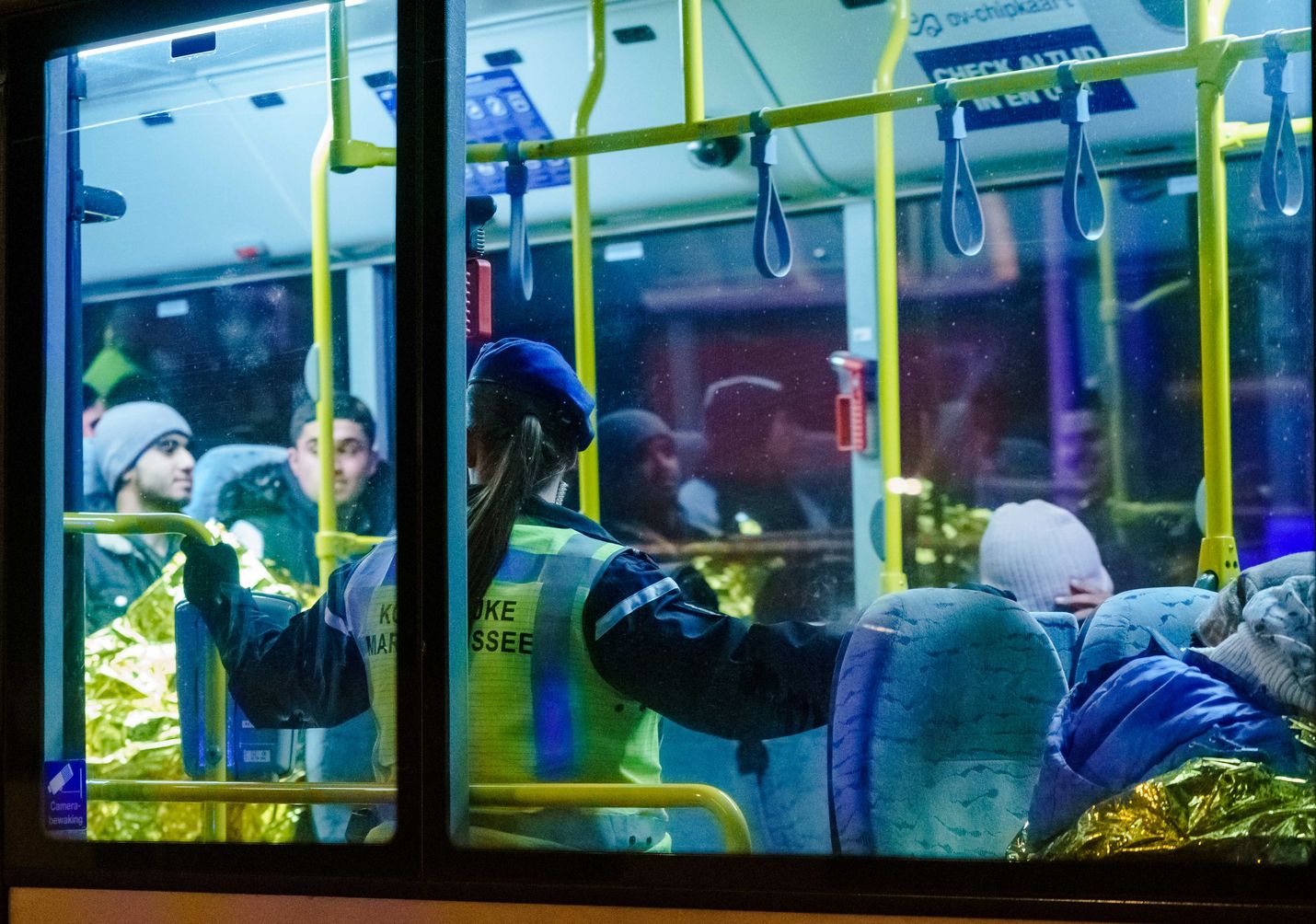 Kuorma-autosta löytyneitä siirtolaisia kuljetettiin aluksesta satamaan Vlaardingenissa Hollannissa tiistaina.