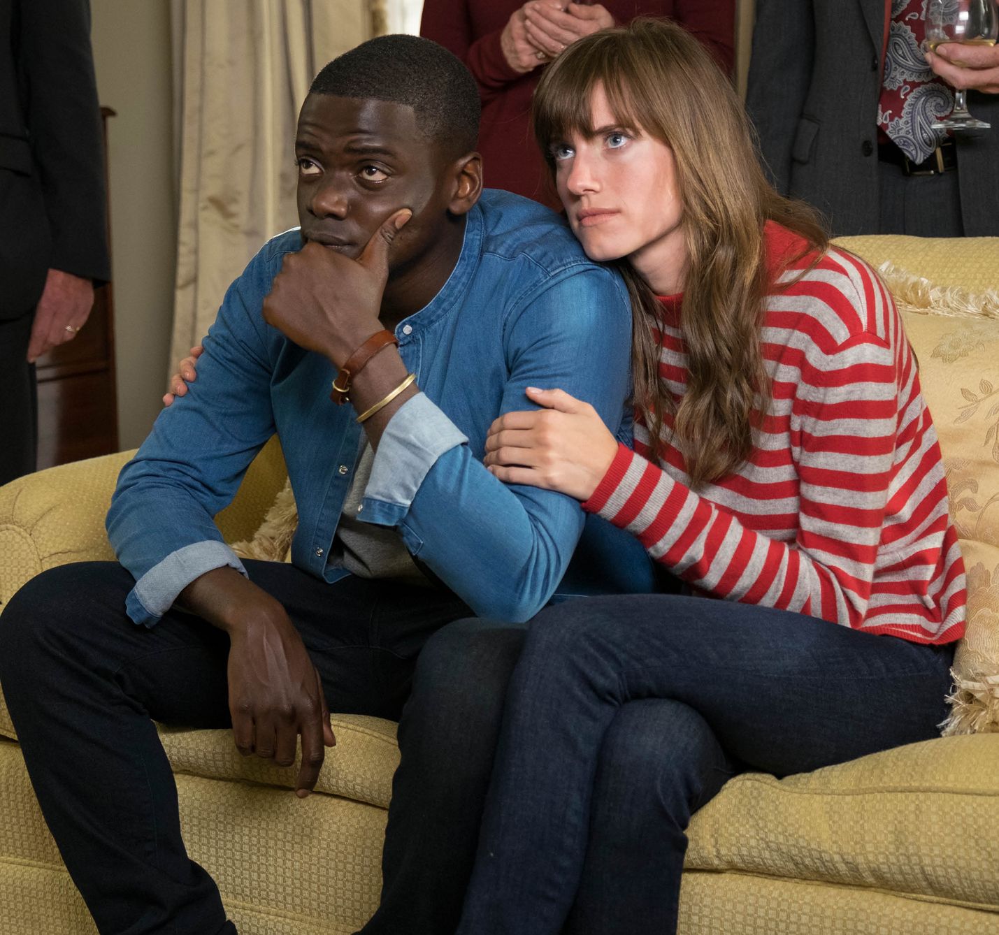 Chris (Daniel Kaluuya) vierailee ensimmäistä kertaa tyttöystävänsä Rosen (Allison Williams) kotona Get Out -elokuvassa. Kyläily ei onnistu parhaimmalla mahdollisella tavalla.