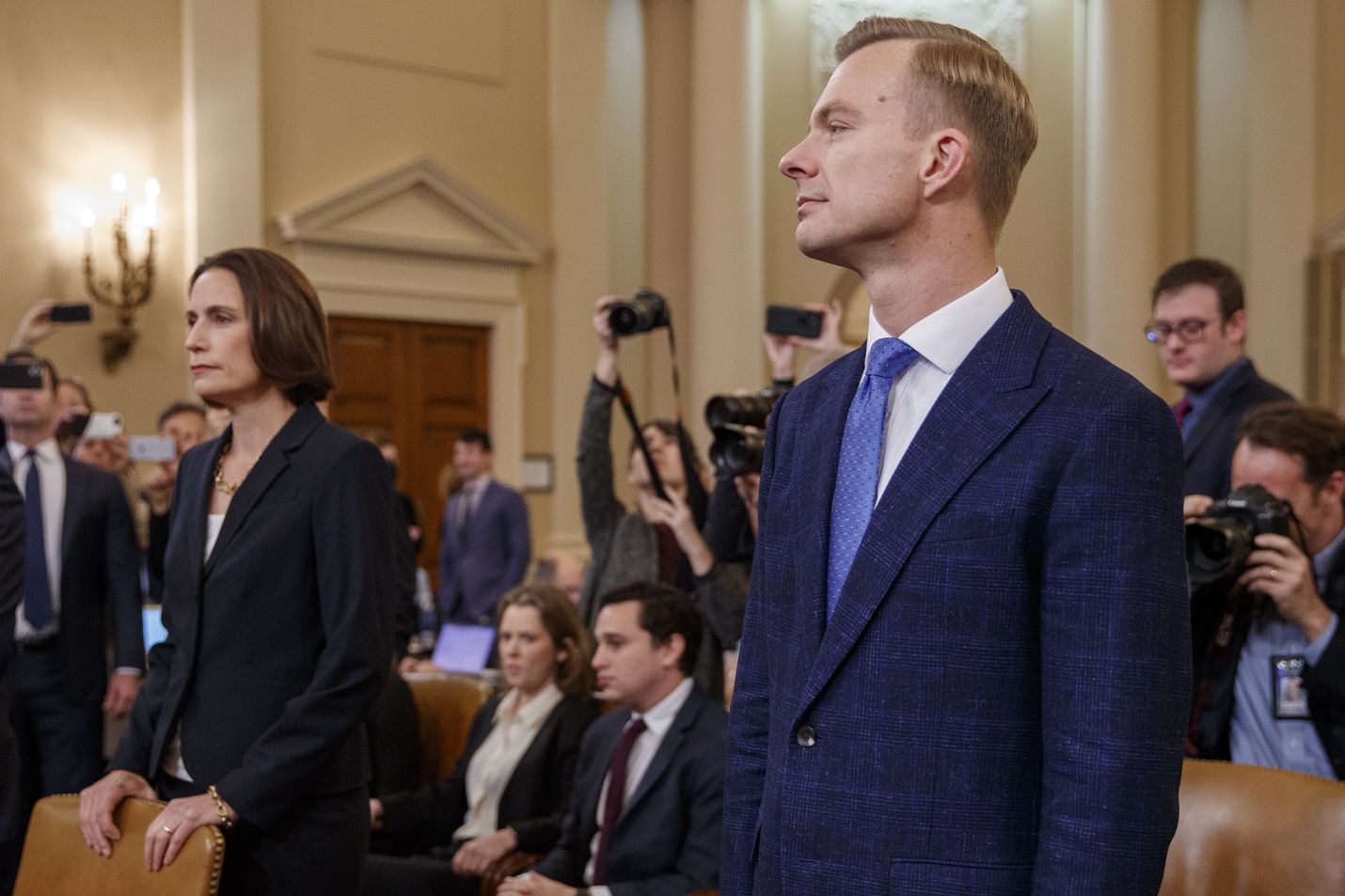 Fiona Hill (vas.) ja David Holmes valmistautuivat todistamaan edustajainhuoneen tiedustelukomitean julkisessa kuulemisessa Washingtonissa torstaina.