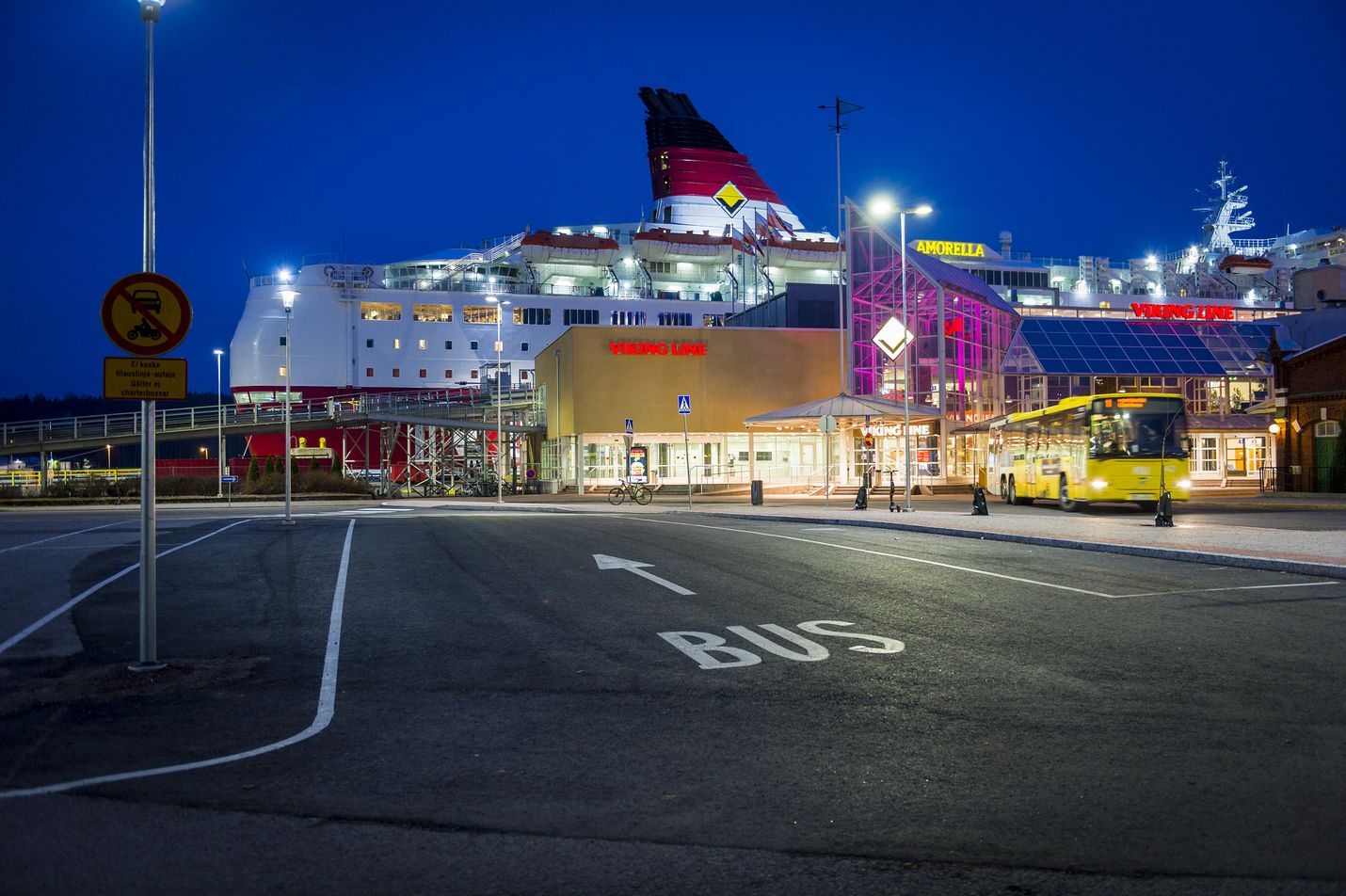 Viking Linen Amorella jäi maanantaina Turun satamaan.