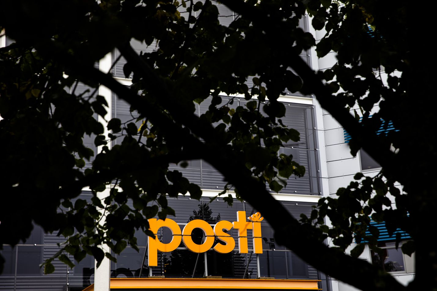 Postin pääkonttori sijaitsee Helsingissä. Yhtiön johto ei halunnut kommentoida OpusCapitalin tapahtumia.