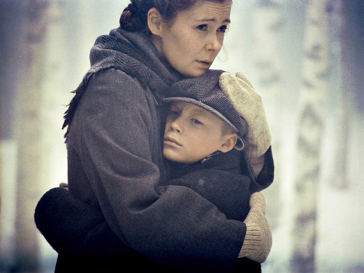 Eero (Topi Marjaniemi) lähetetään sotalapsena Ruotsiin tuntemattomaan maahan vieraiden ihmisten luo. Suomeen jää äiti (Marjaana Maijala).
