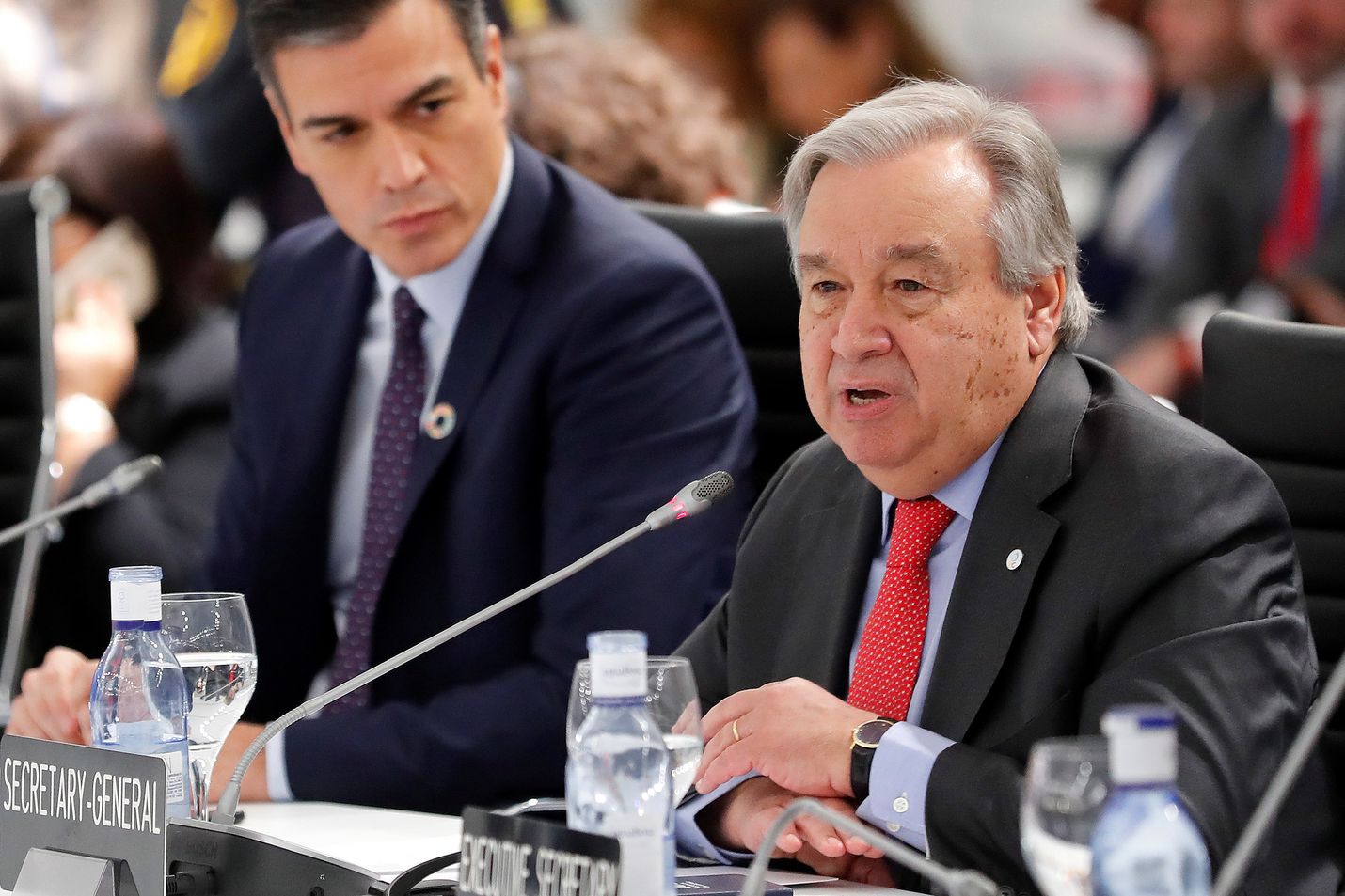 YK:n pääsihteeri António Guterres (oik.) kannusti maita toiveikkuuteen maanantaina alkaneessa Madridin ilmastokokouksessa. Vieressä kokousta isännöivän Espanjan pääministeri Pedro Sanchez.