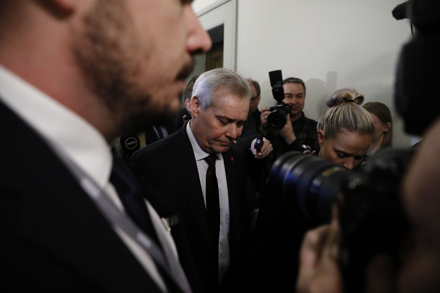Pääministeri Antti Rinne (sd.) saapui eduskuntaan sdp:n eduskuntaryhmän kokoukseen maanantaina kello 10 jälkeen. Rinne eroaa.